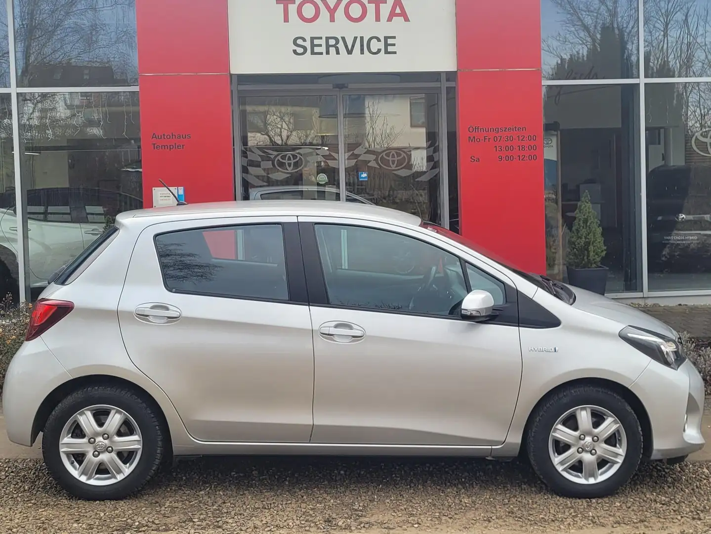 Toyota Yaris 1.5 Hybrid Comfort SHZ Navi Klima Winterreifen Silber - 1