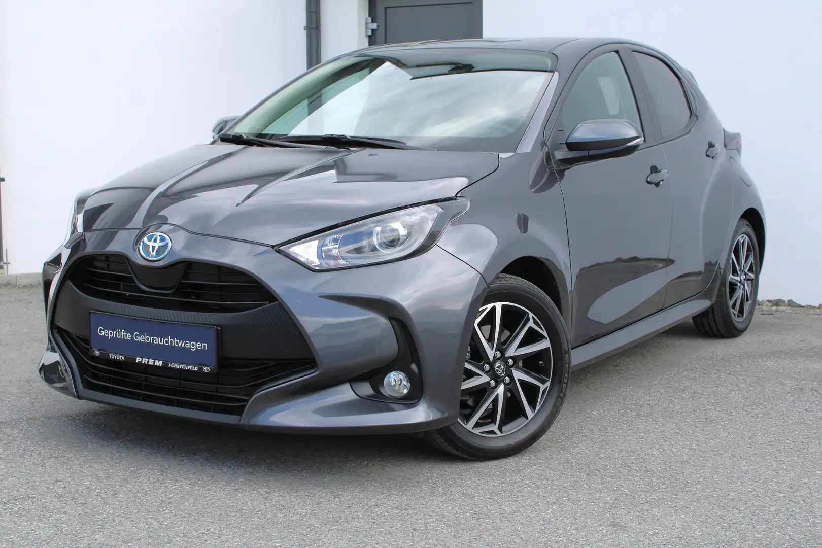 Toyota Yaris 1.5 HYBRID Active Drive / 1. Besitz / 18.395 KM! Grau - 2