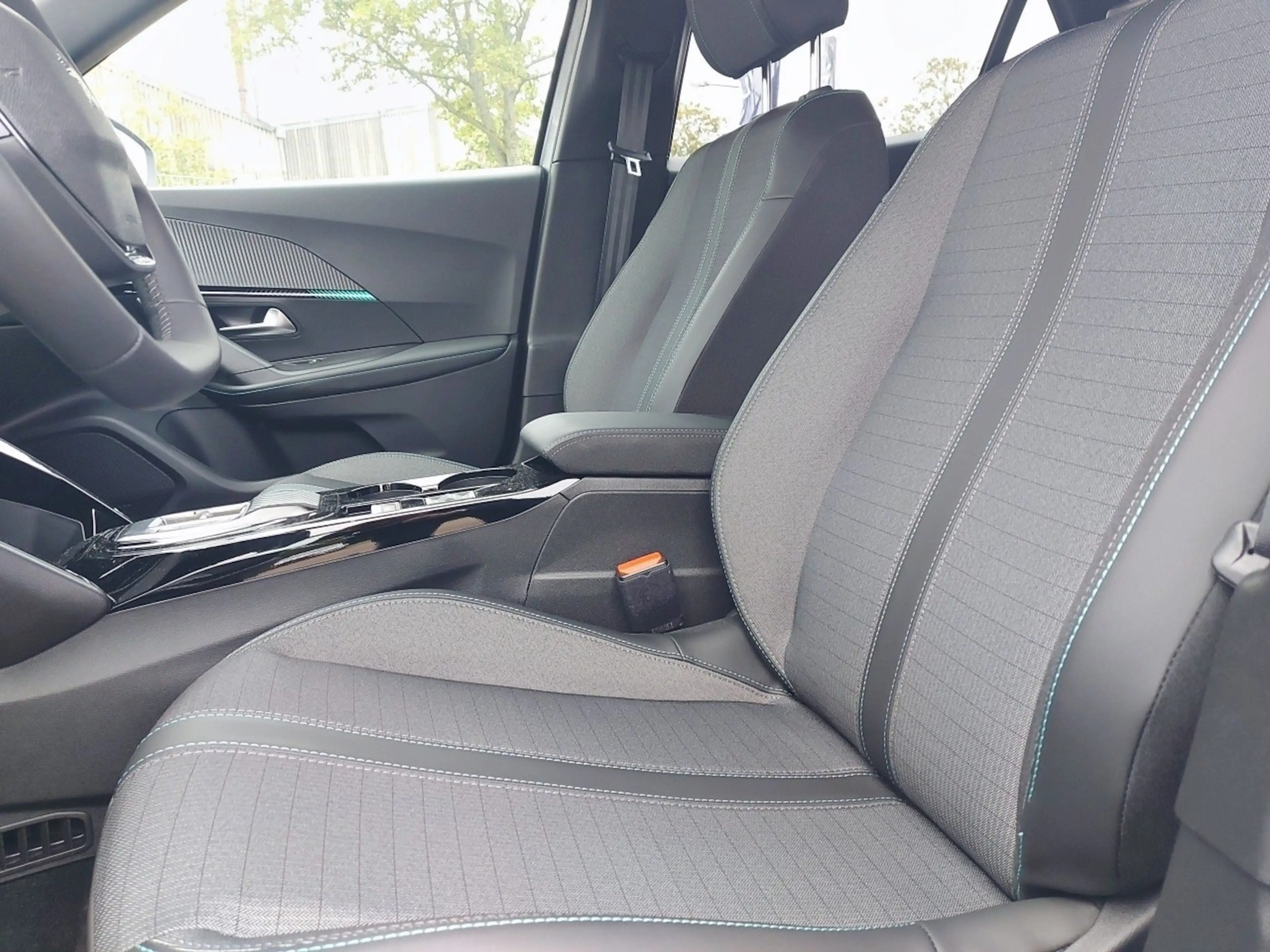 Peugeot e-2008 Allure 136 — photo 9