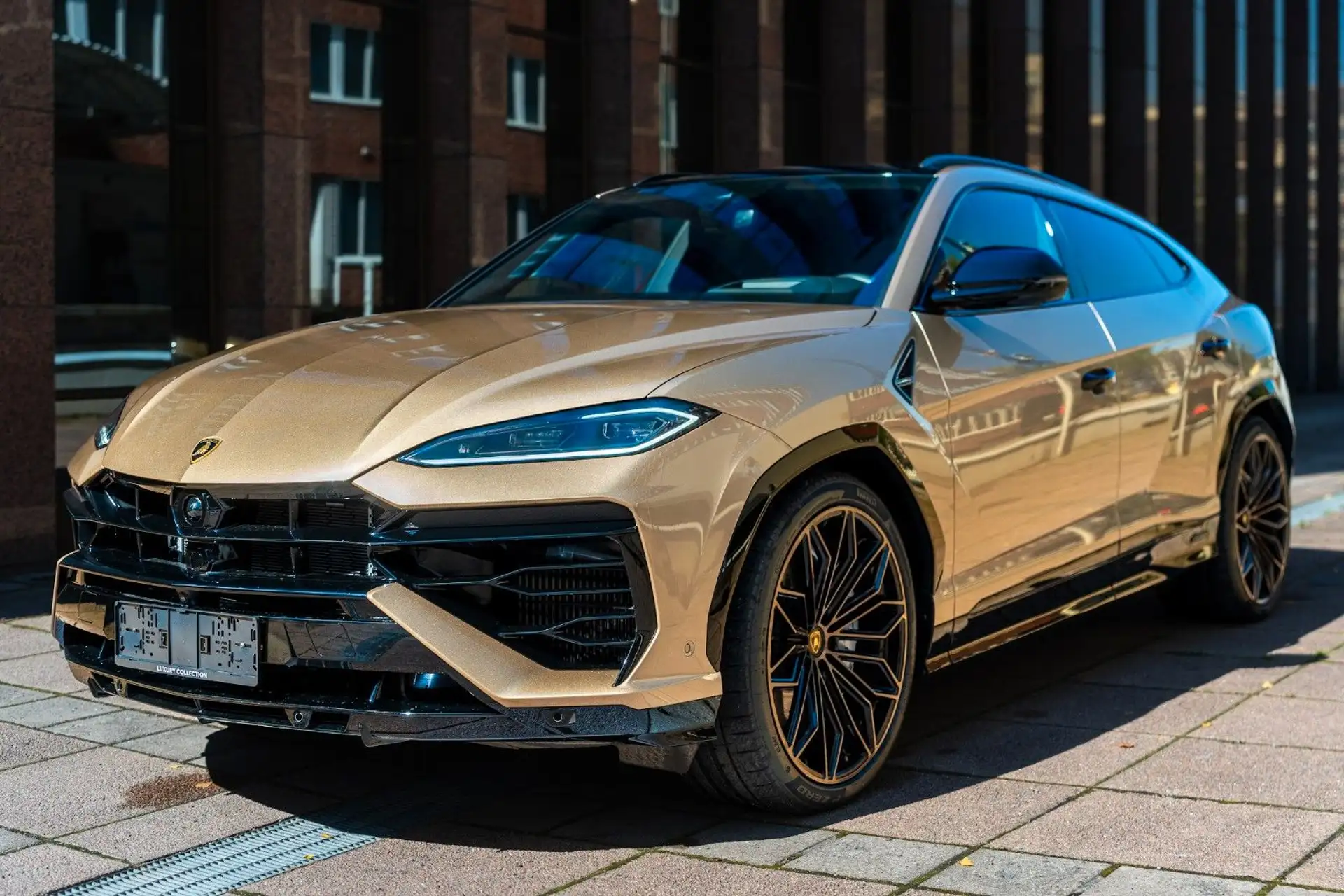 람보르기니 우루스 2025 금색 사진 2
