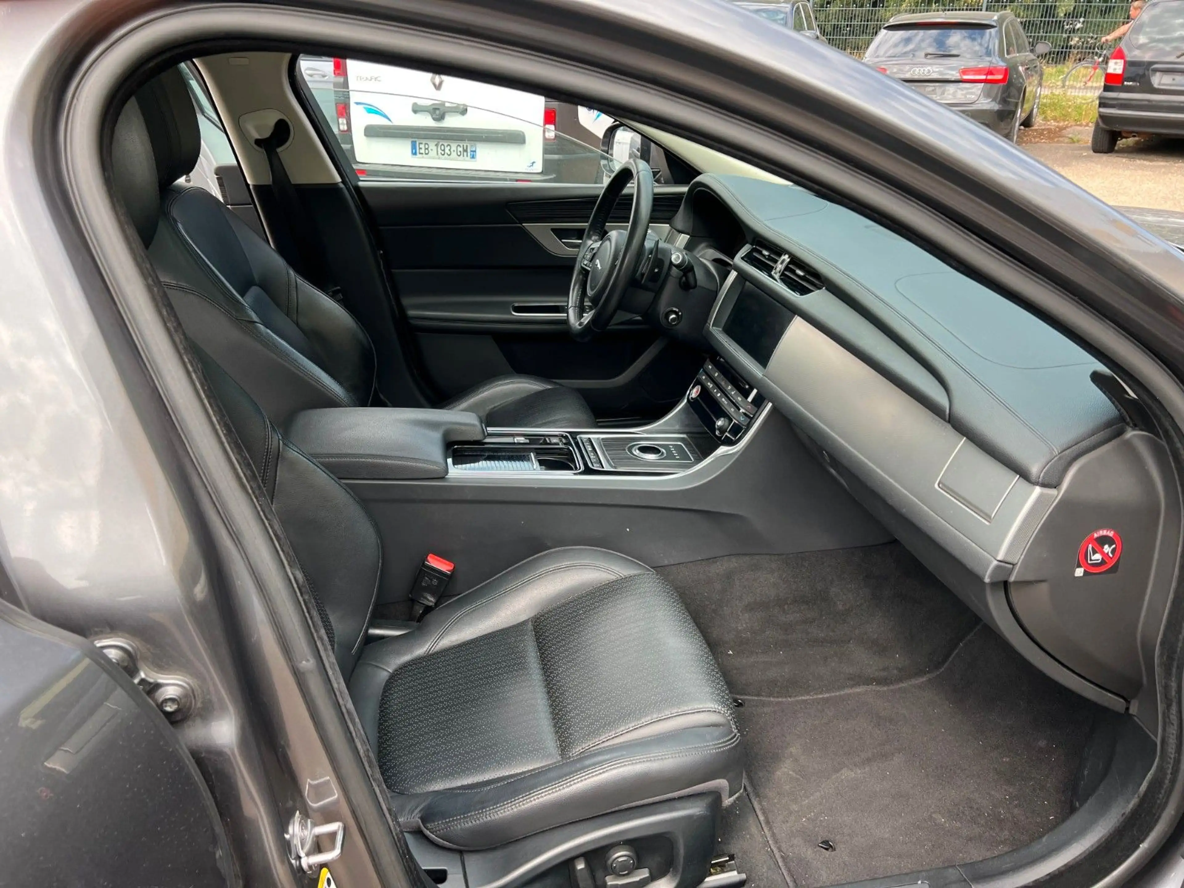 Jaguar XF 30d 300PS *PANO*KAMERA*WIDESCREEN* — photo 14