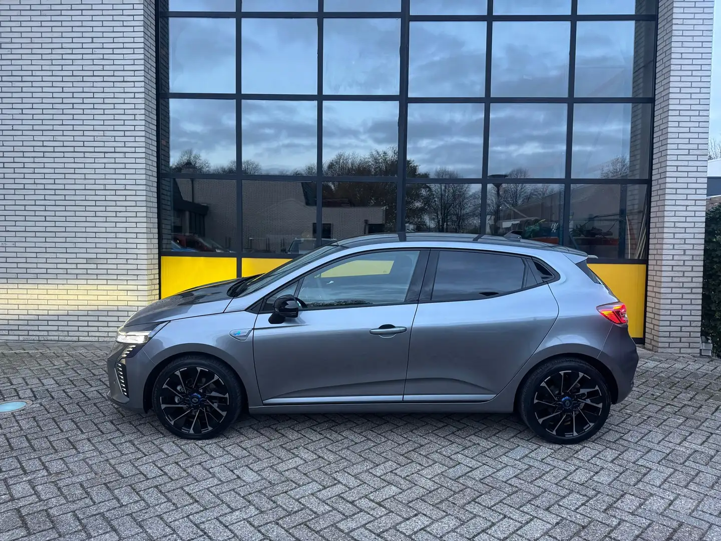 Renault Clio 1.6 E-Tech Full Hybrid 145 esprit Alpine Gris - 2