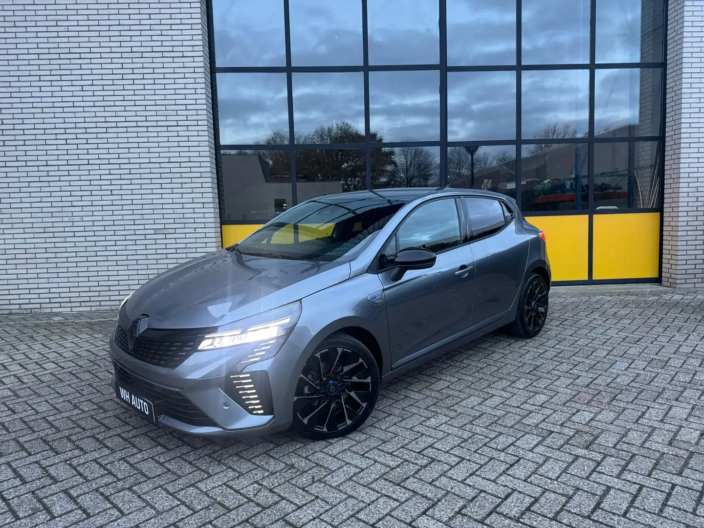 Renault Clio 1.6 E-Tech Full Hybrid 145 esprit Alpine Gris - 1