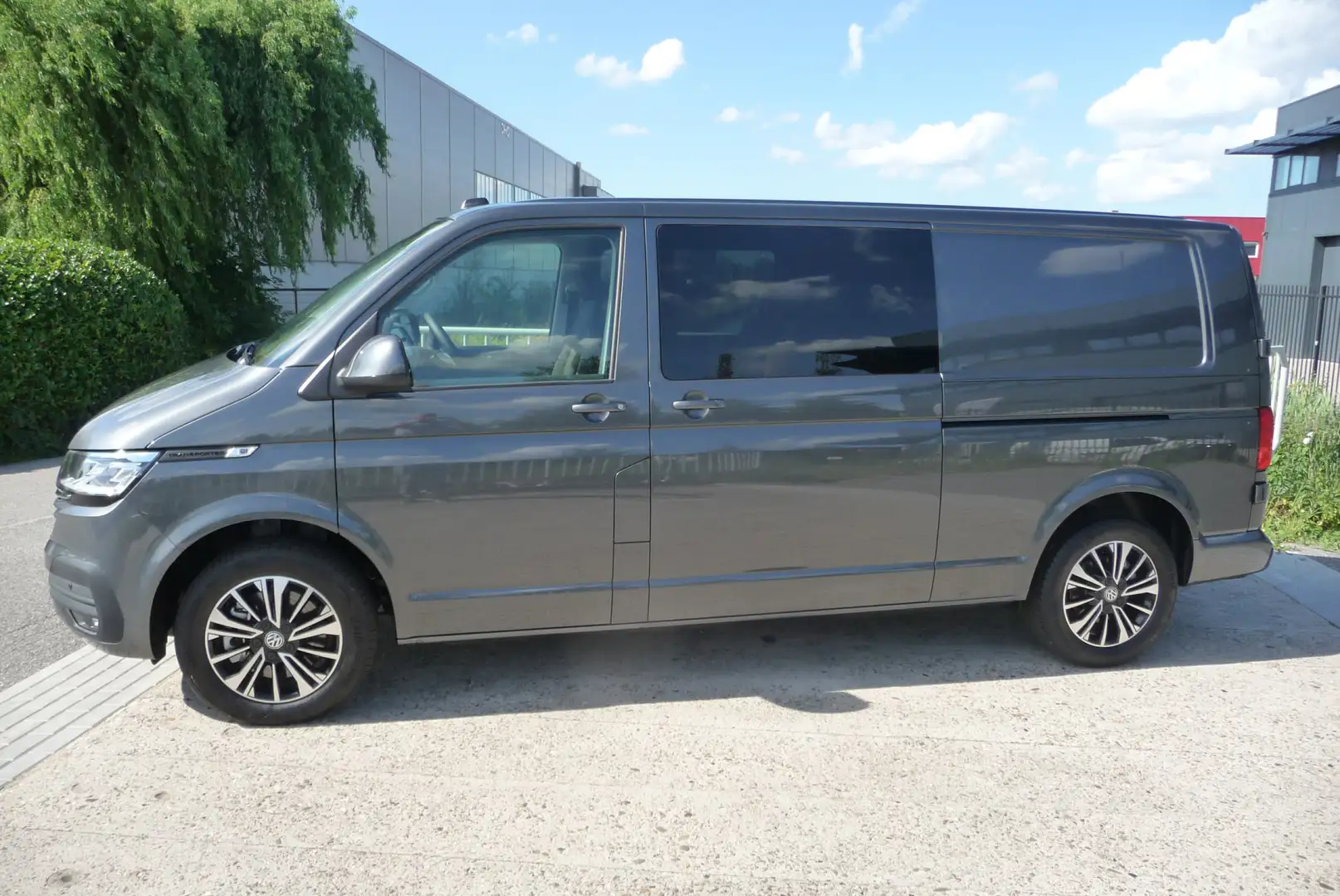 Volkswagen T6.1 Transporter 2.0 TDI L2H1 30 Highline D C 5 zits Aut 204 pk 2 z Gris - 1