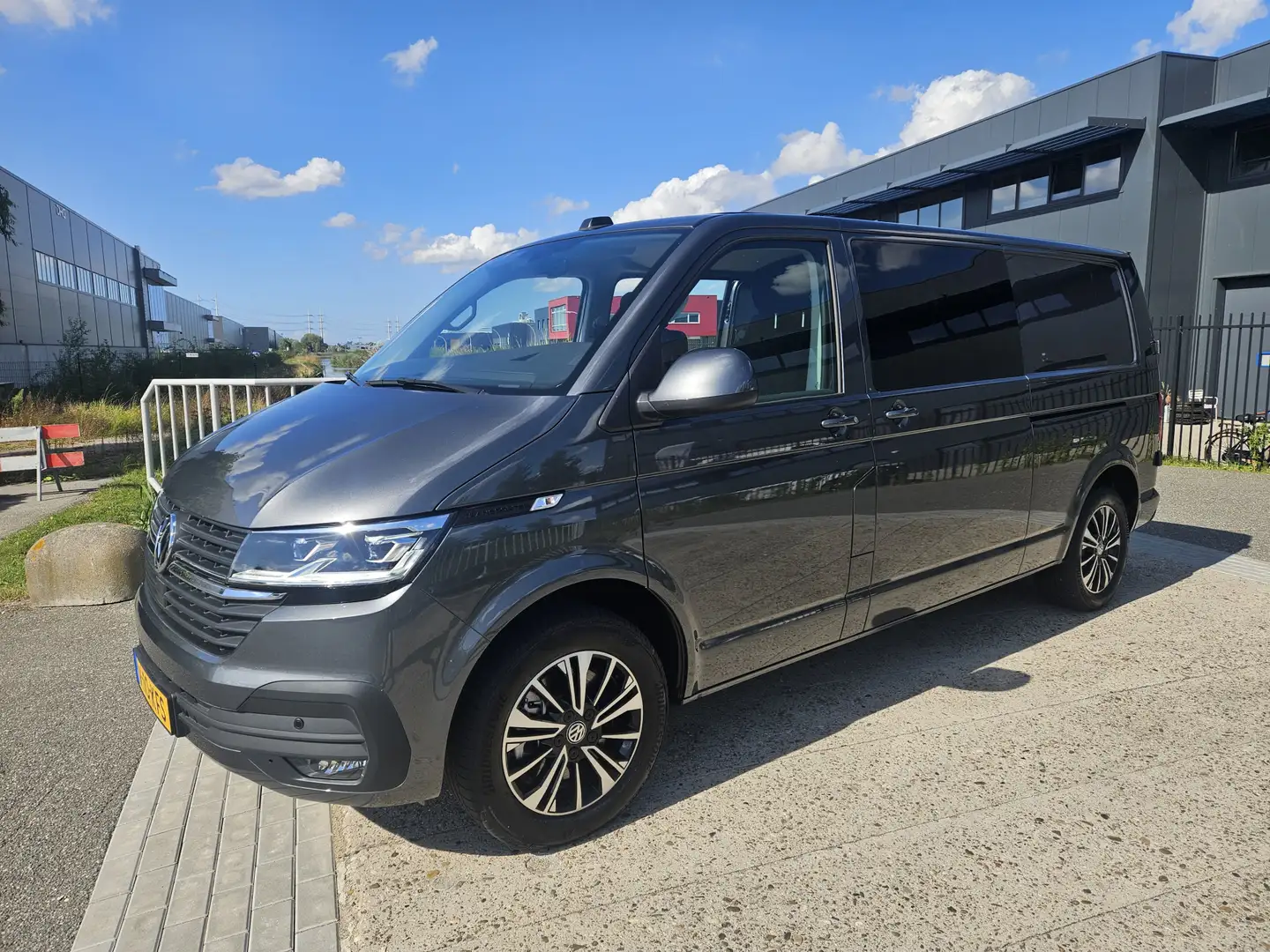 Volkswagen T6.1 Transporter 2.0 TDI L2H1 30 Highline D C 5 zits Aut 204 pk 2 z Gris - 2