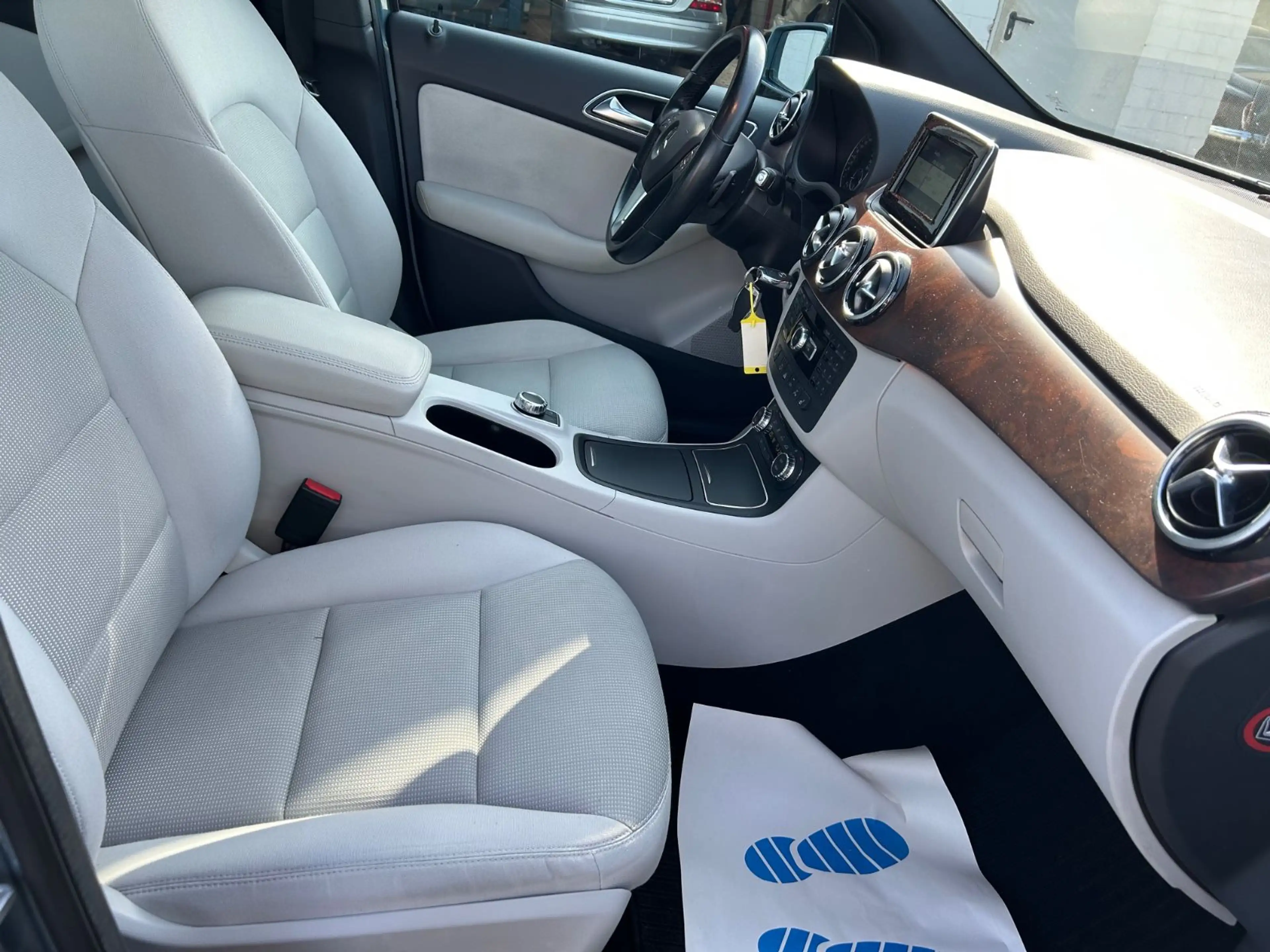 Mercedes-Benz B 250 /PANO/NAVI/SHZ/TEMP/LMF/PDC/TÜV NEU — photo 13