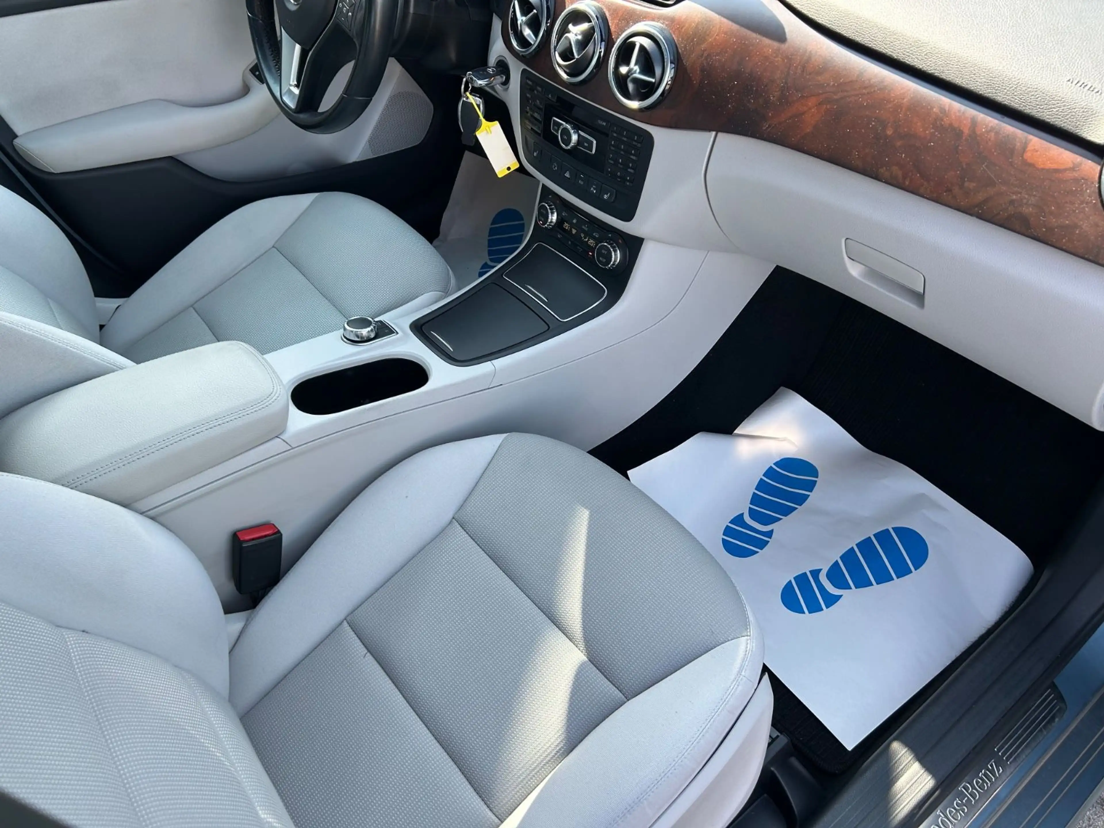 Mercedes-Benz B 250 /PANO/NAVI/SHZ/TEMP/LMF/PDC/TÜV NEU — photo 12