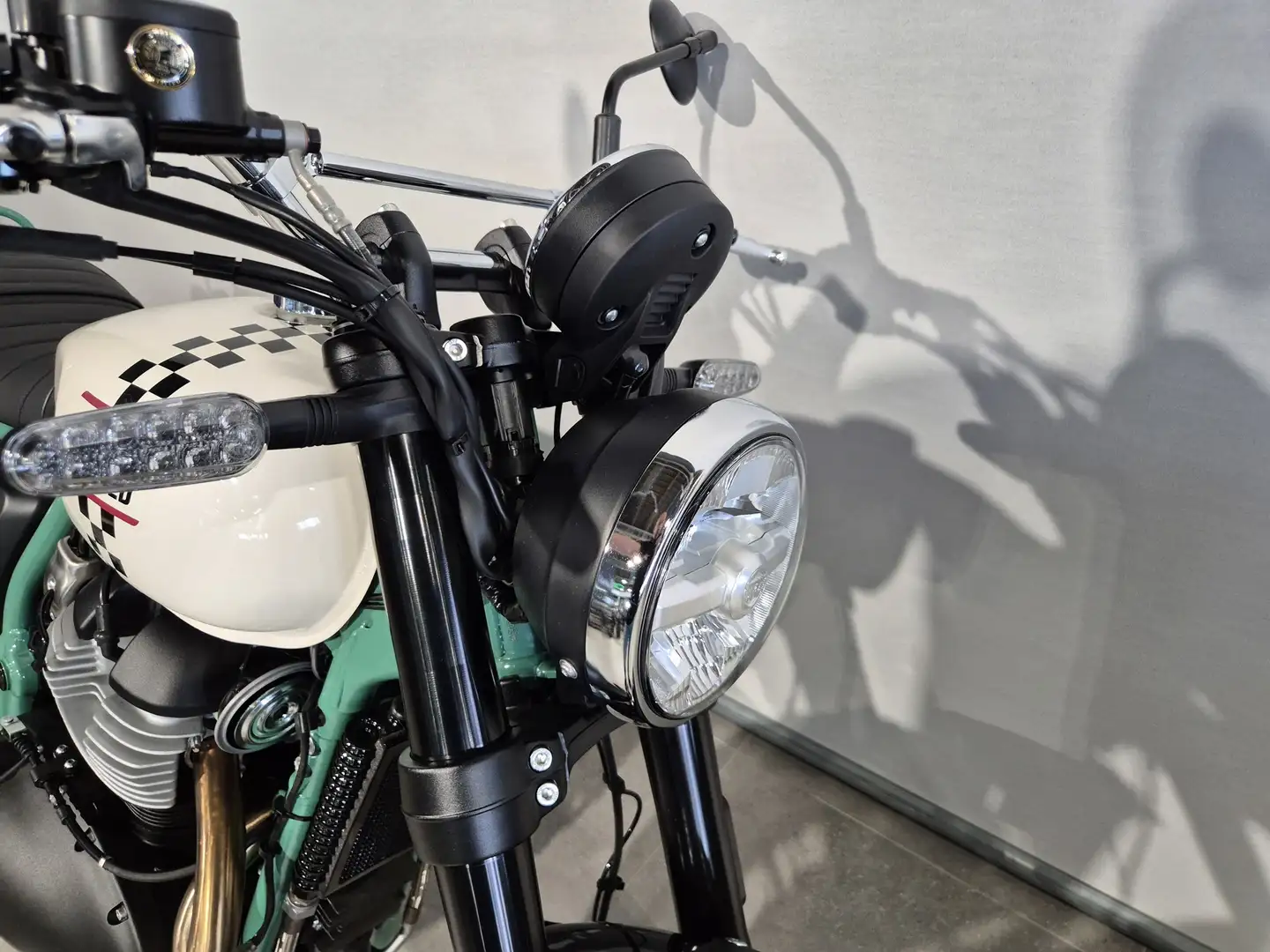 Royal Enfield Bear 650 Alb - 2