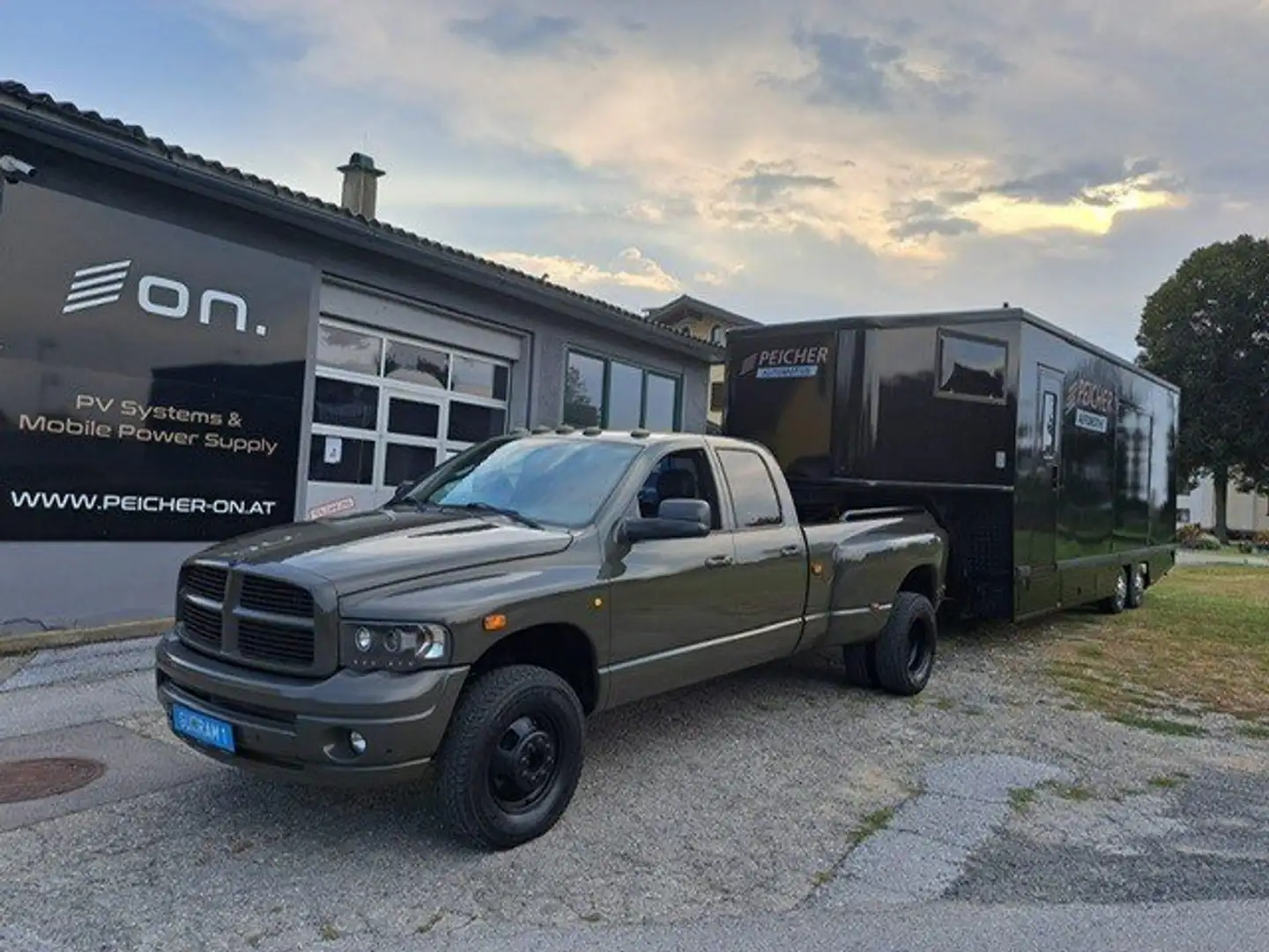 RAM 3500 Dually Pickup Sattelzug Gespann Grau - 1