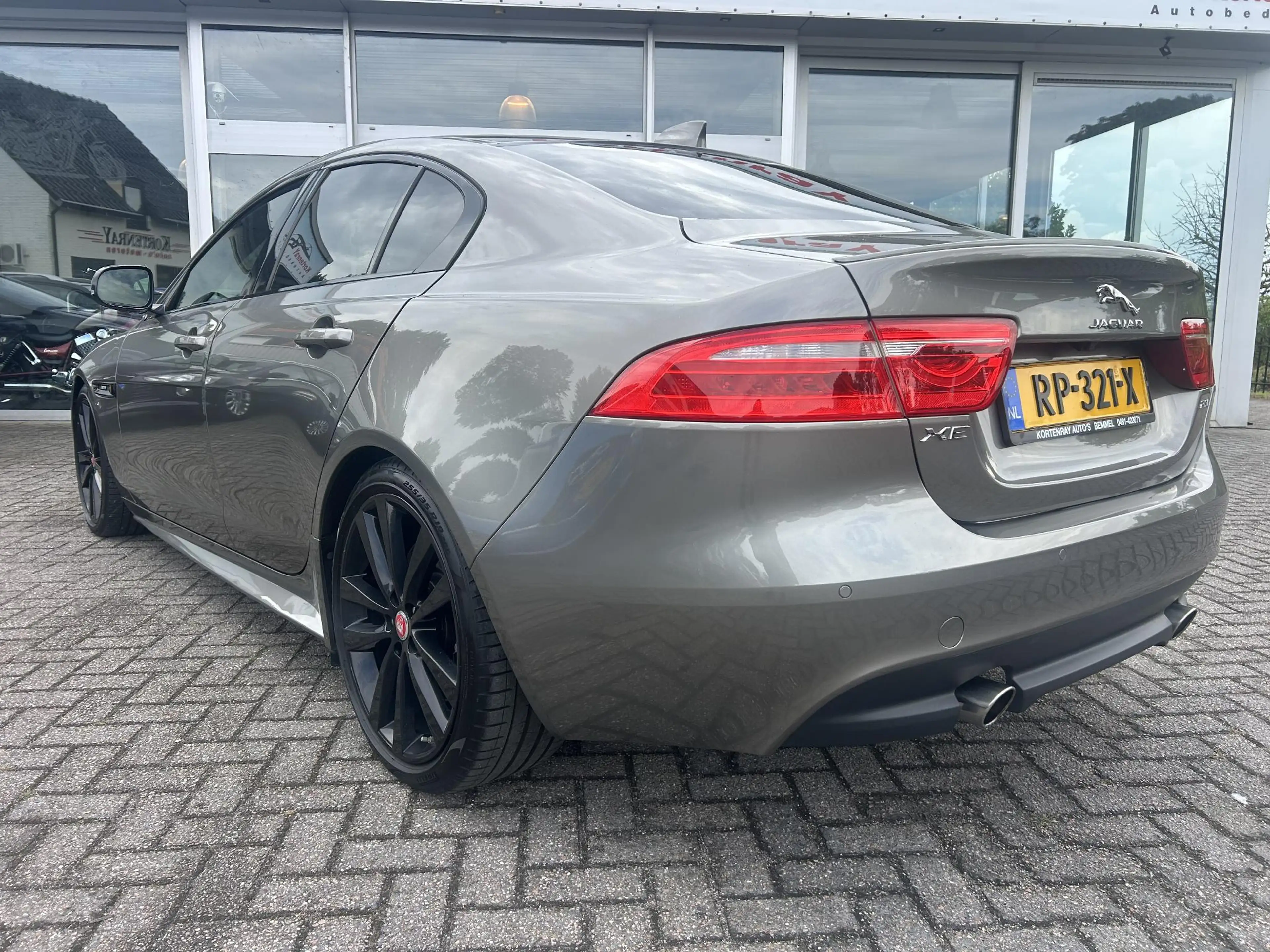 Jaguar XE 2.0 Portfolio R Sport Black Pack/automaat/ Bomvol — photo 6
