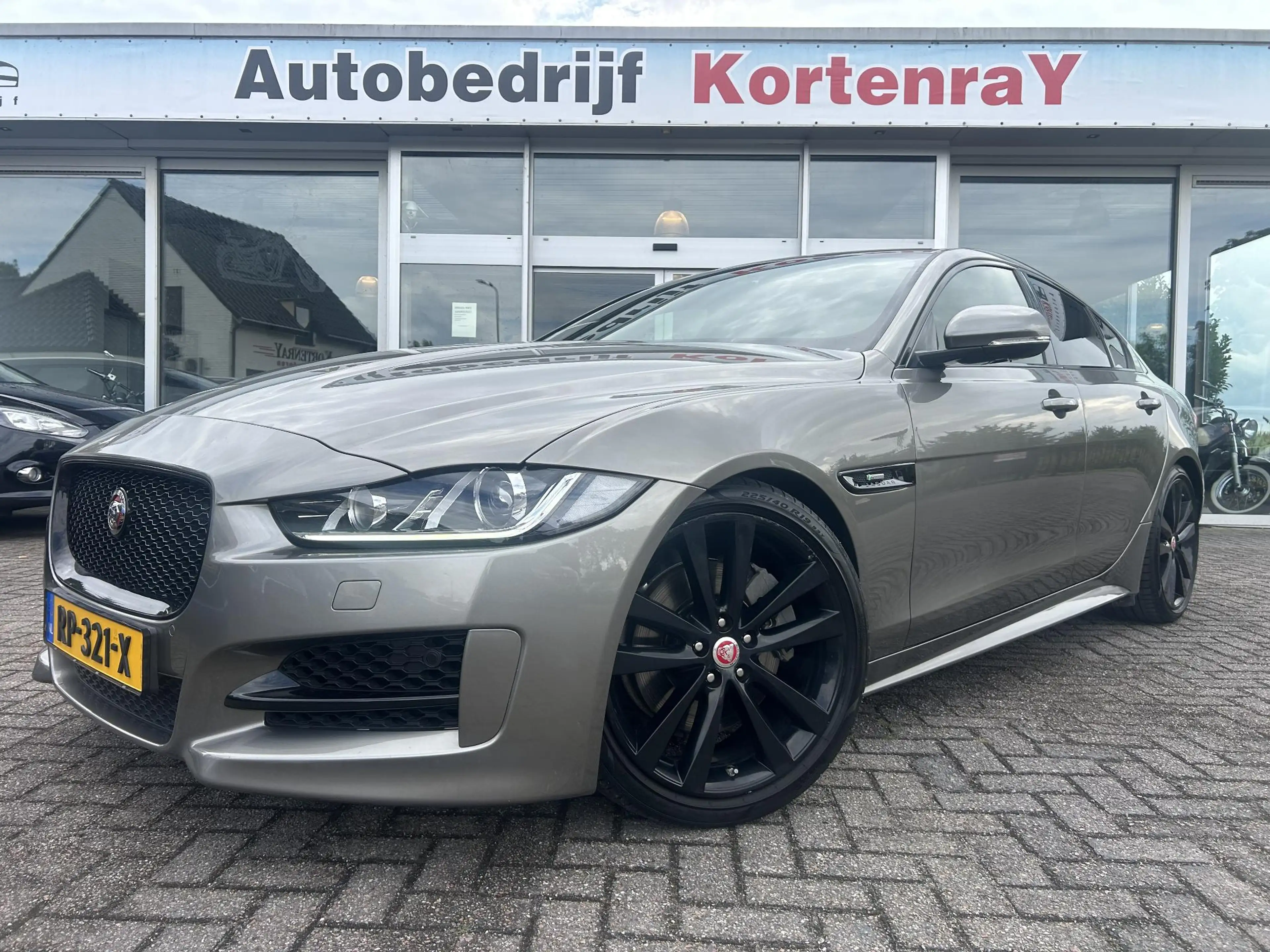 Jaguar XE 2.0 Portfolio R Sport Black Pack/automaat/ Bomvol — photo 10