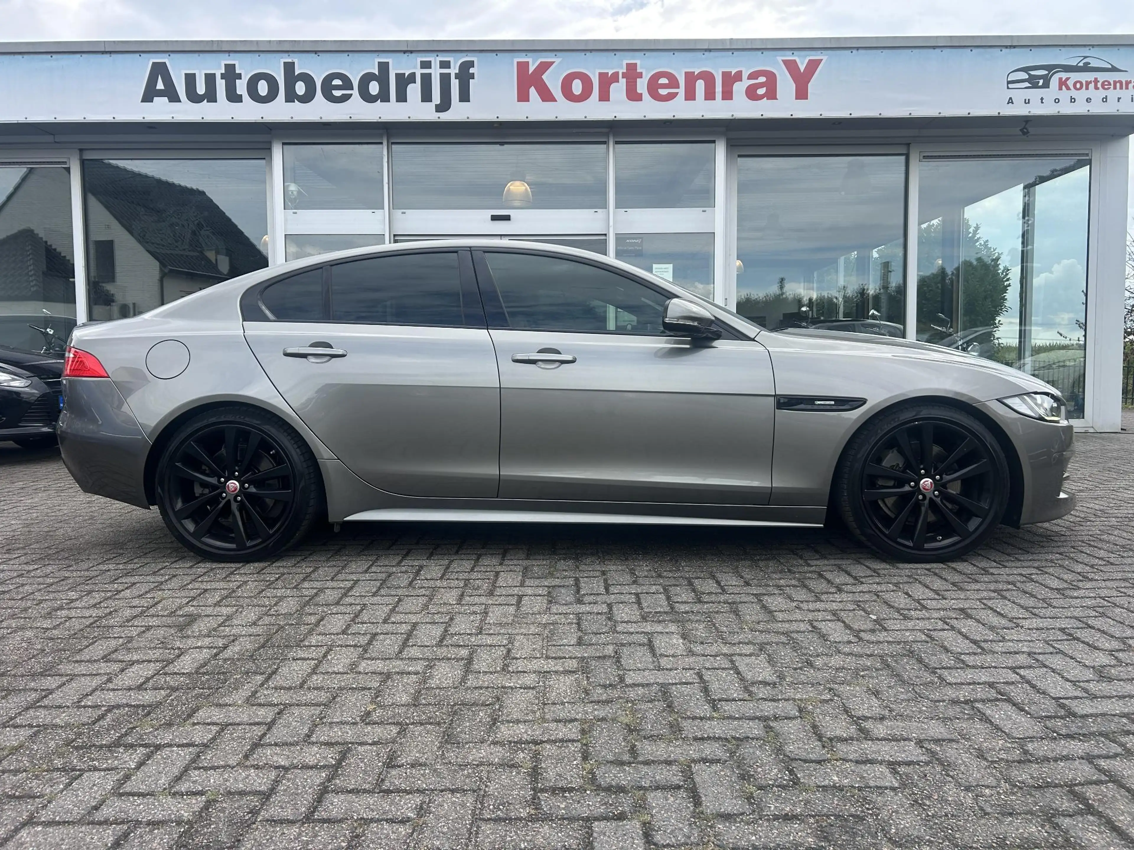 Jaguar XE 2.0 Portfolio R Sport Black Pack/automaat/ Bomvol — photo 4