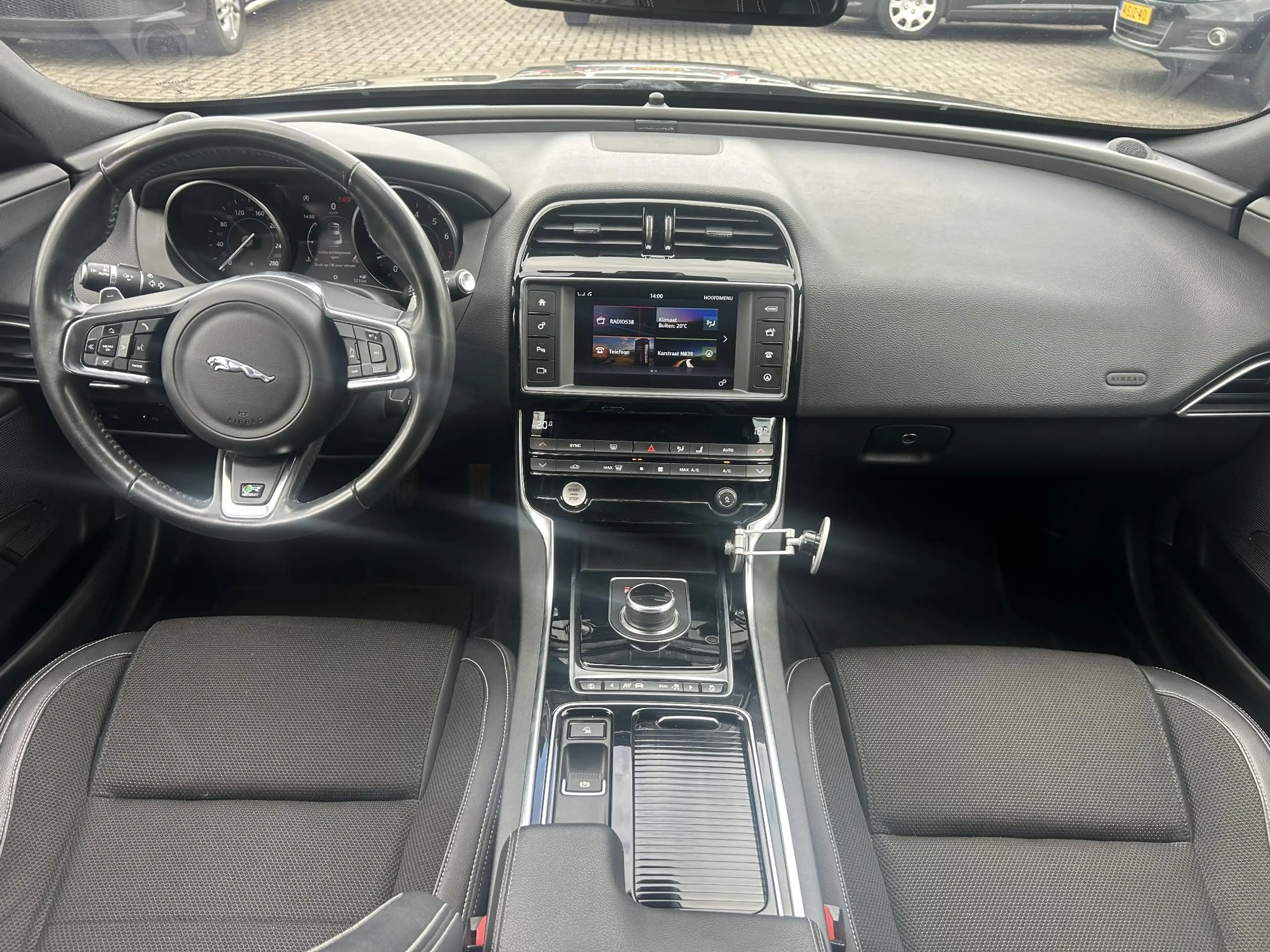 Jaguar XE 2.0 Portfolio R Sport Black Pack/automaat/ Bomvol — photo 15