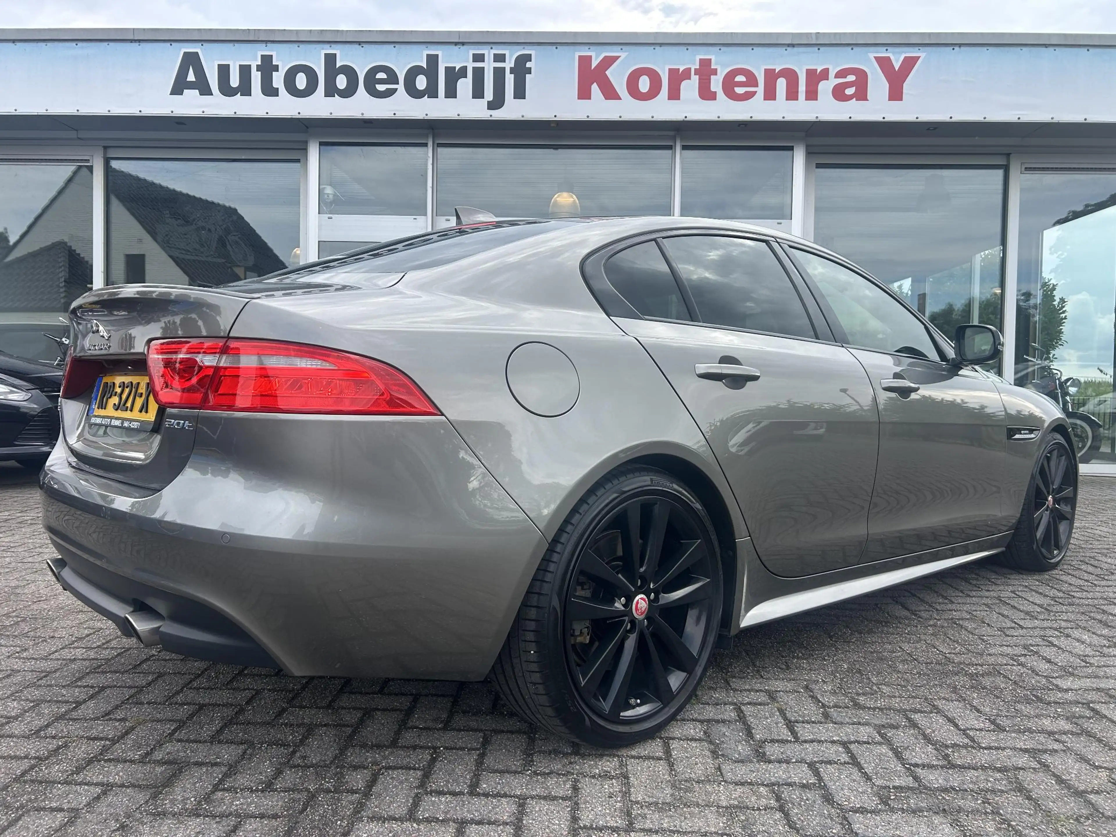 Jaguar XE 2.0 Portfolio R Sport Black Pack/automaat/ Bomvol — photo 2