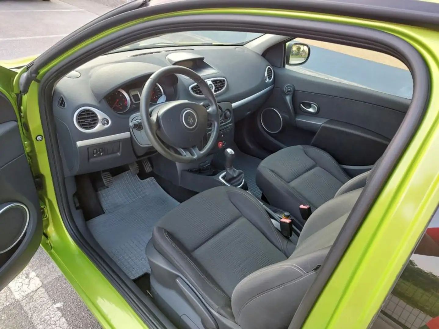 Renault Clio Clio 1.4i 16VLudo année 2010 - 2