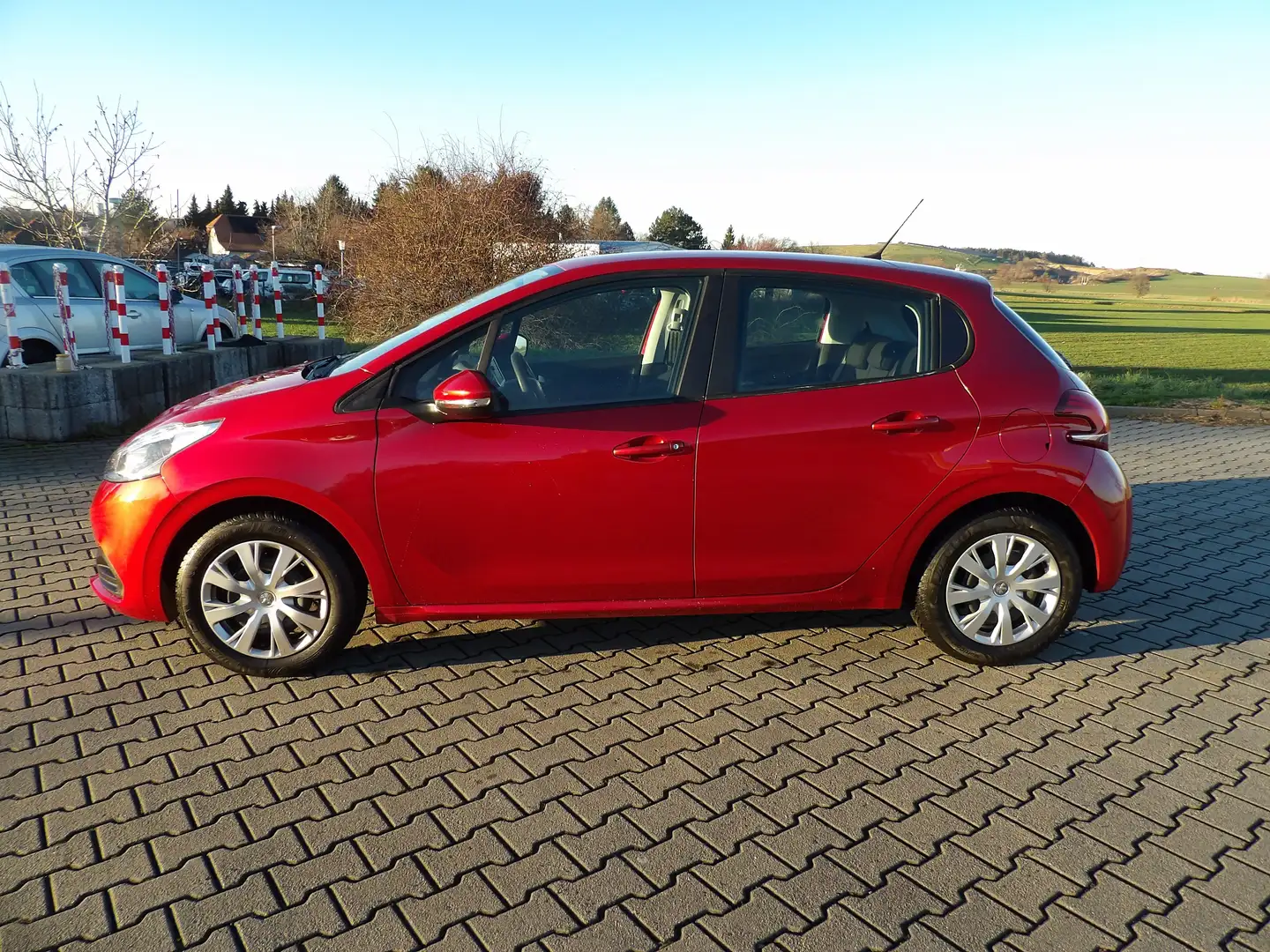 Peugeot 208 Access Klima Radio 1.Hand nur 23000km HU AU Neu Rot - 2