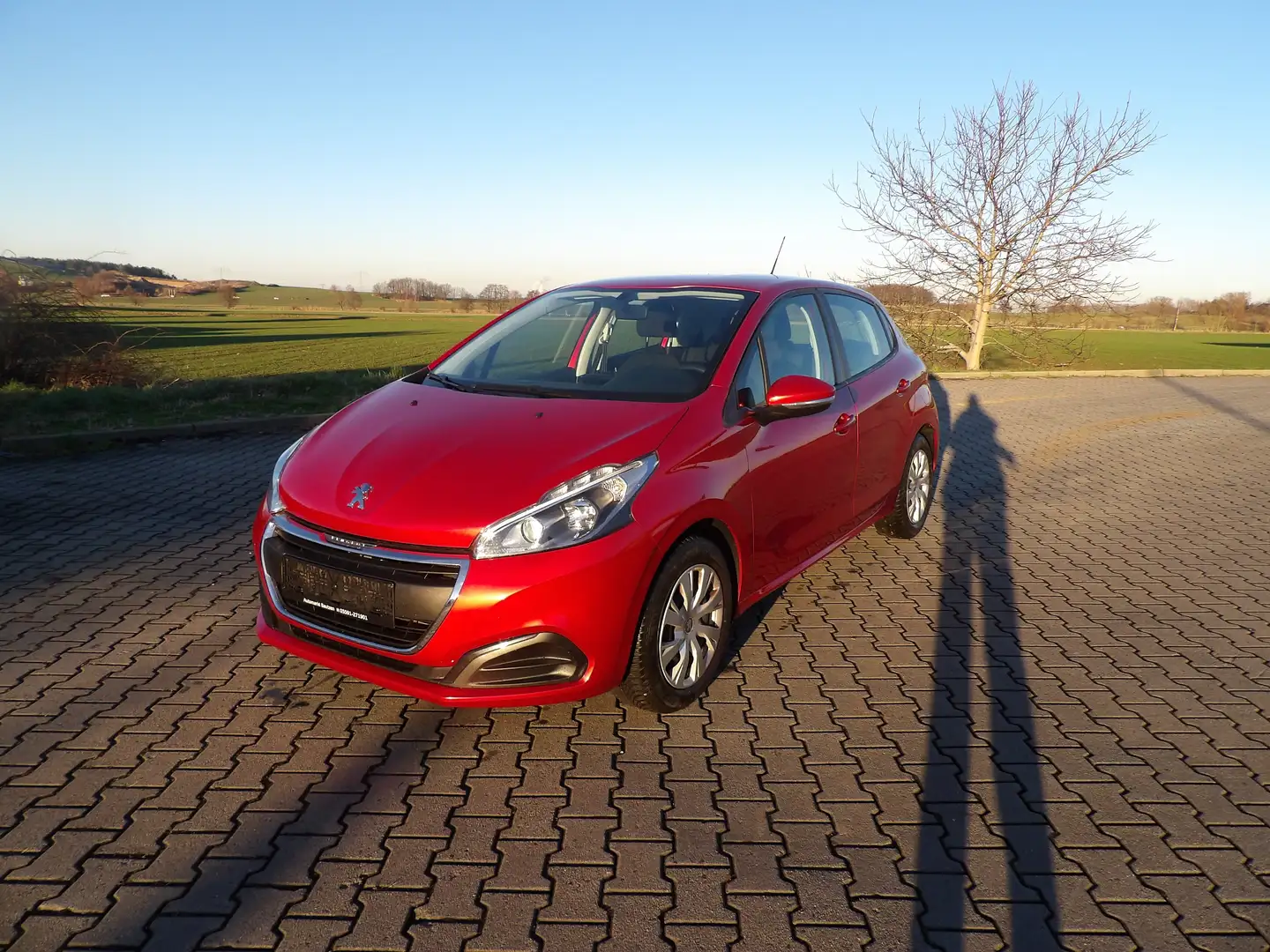 Peugeot 208 Access Klima Radio 1.Hand nur 23000km HU AU Neu Rot - 1