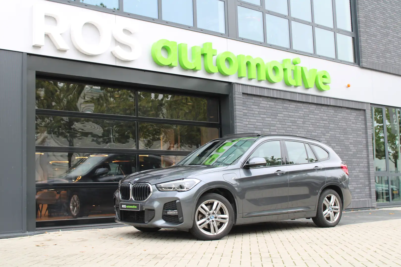 BMW X1 xDrive25e High Executive M-SPORT | BTW | PANO | AC Grijs - 1