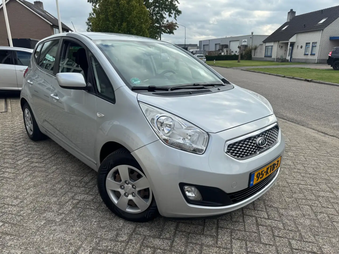 Kia Venga 1.4 CVVT X-tra Airco,Trekhaak, Pdc Grijs - 2