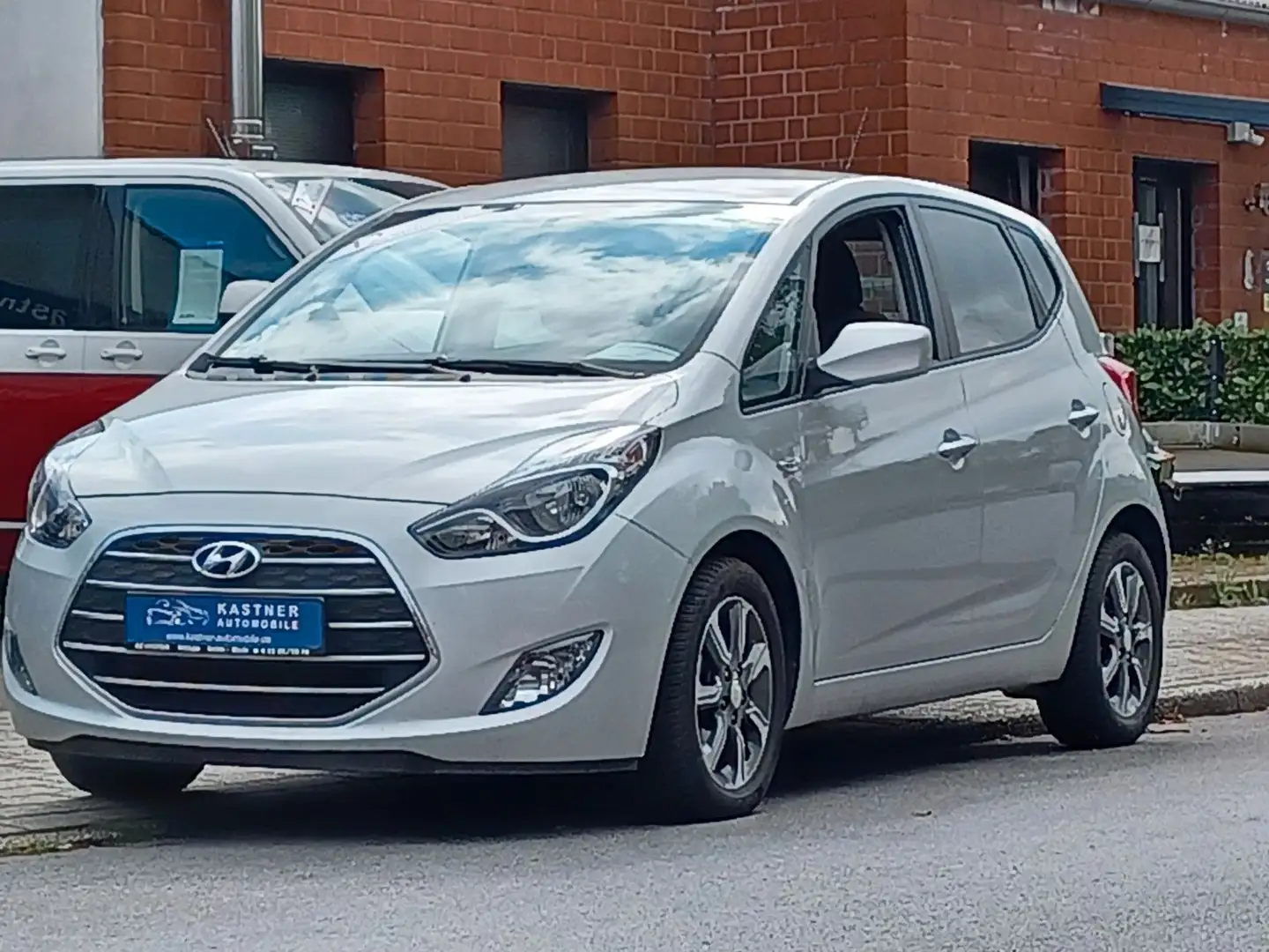 Hyundai iX20 1.6  Automatik Sitzhzg Lenkradhzg Klima Plateado - 2