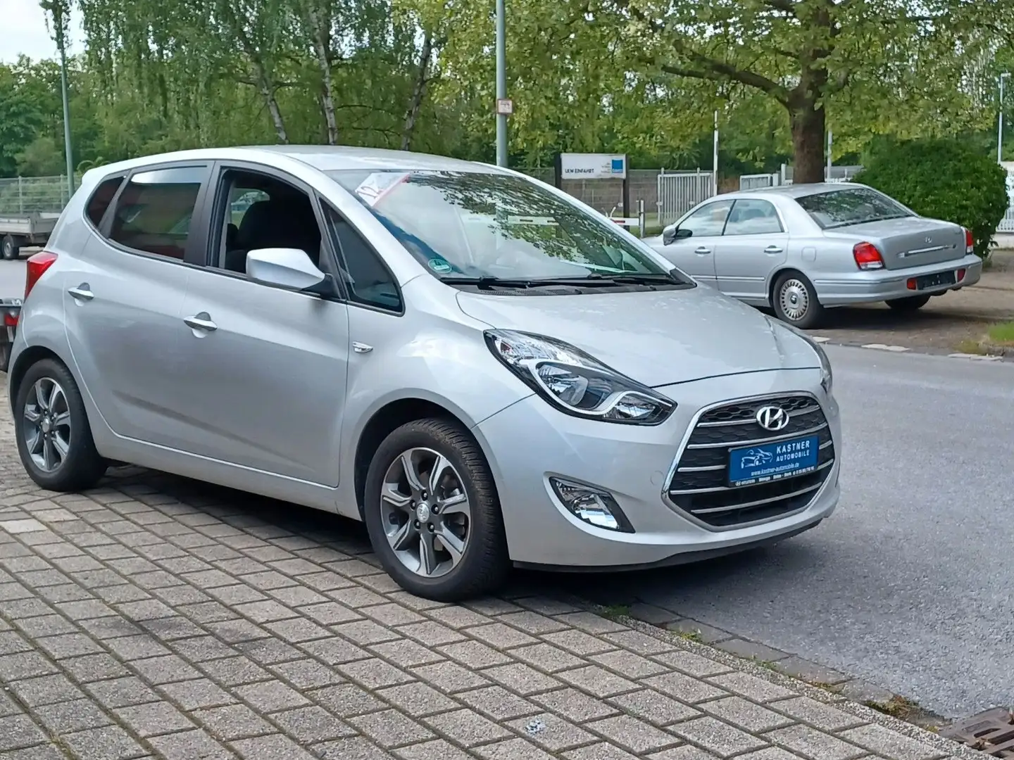 Hyundai iX20 1.6  Automatik Sitzhzg Lenkradhzg Klima Plateado - 1