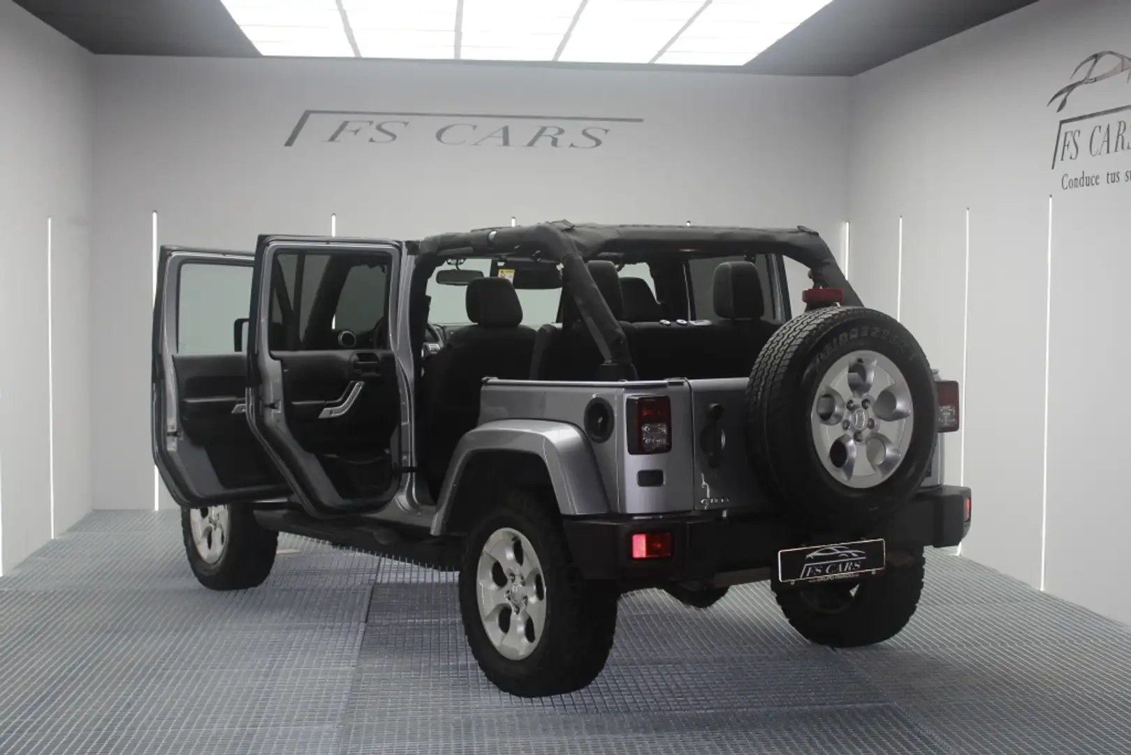 Jeep Wrangler Unlimited 2.8CRD Sahara Aut. Plateado - 1