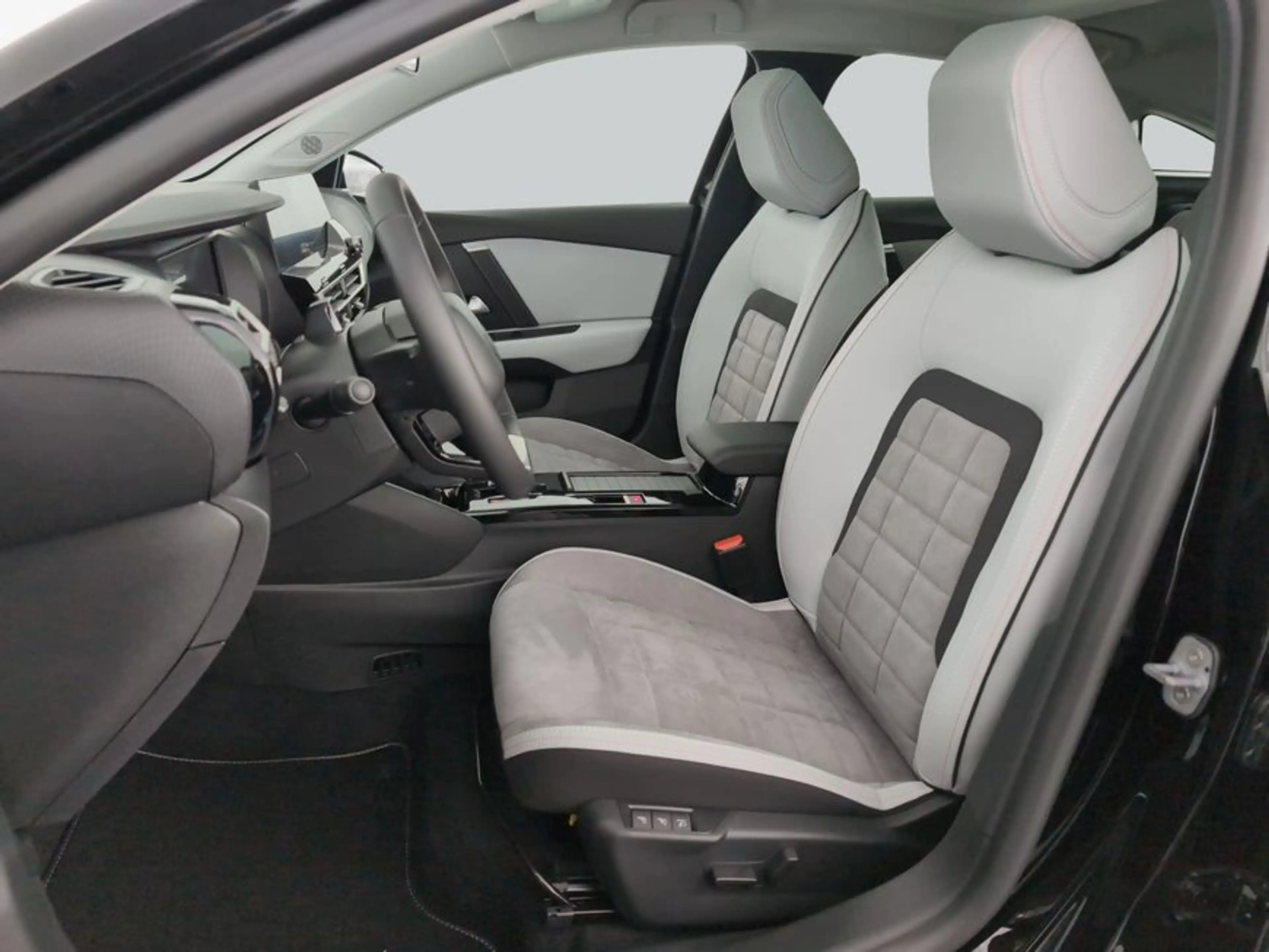 Citroen C4 Hybrid 145 MAX — photo 10