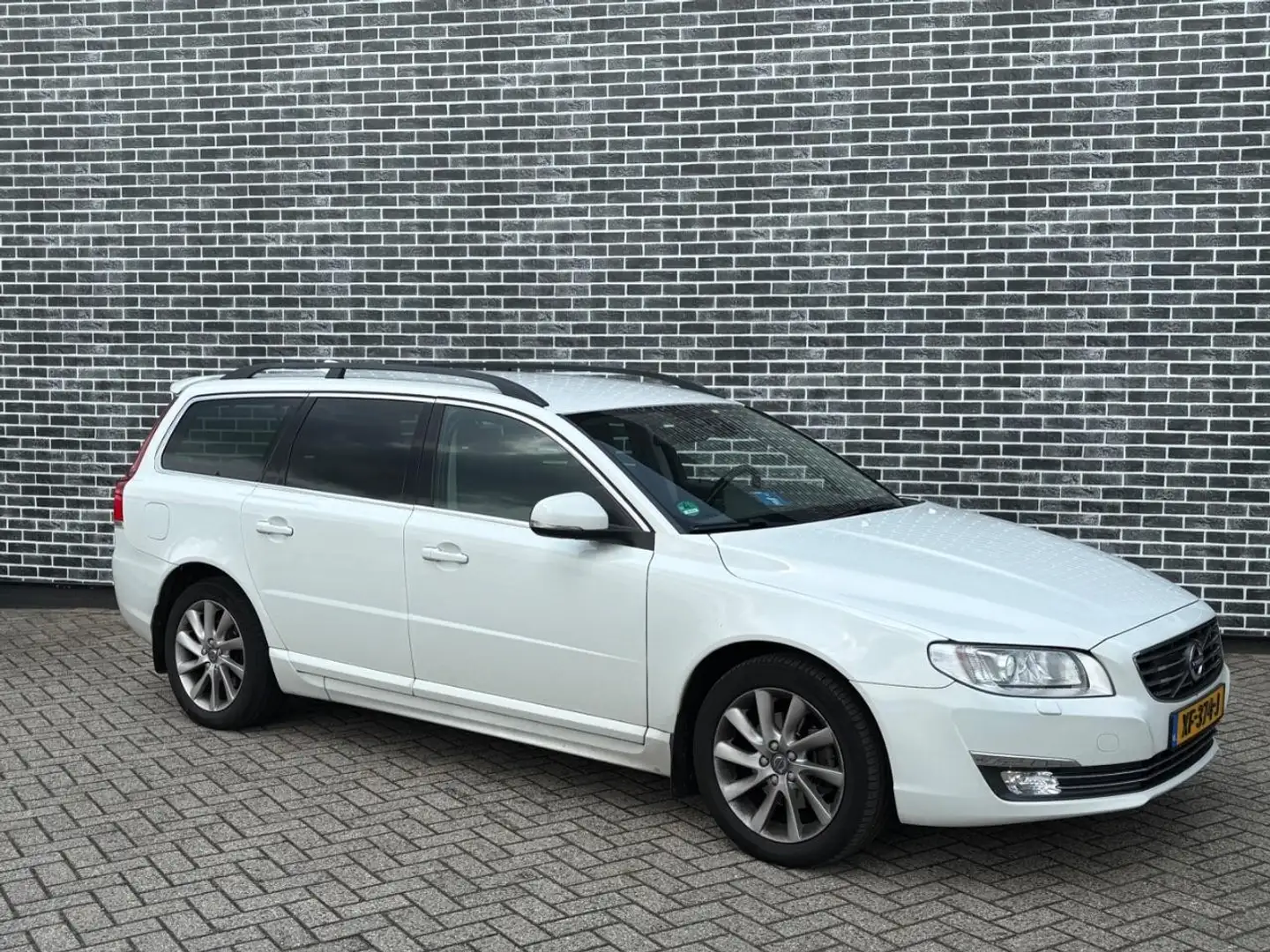 Volvo V70 2.0 T4 Inscription Edition Wit - 2