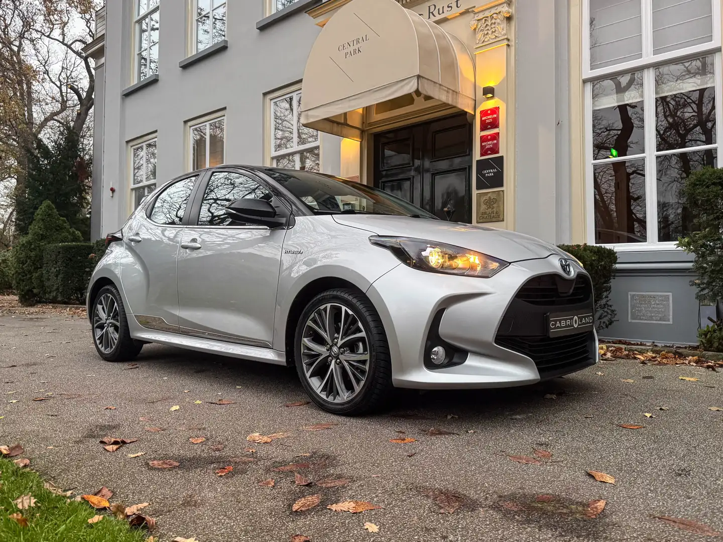 Toyota Yaris 1.5 Hybrid, CarPlay/Android auto Grau - 1