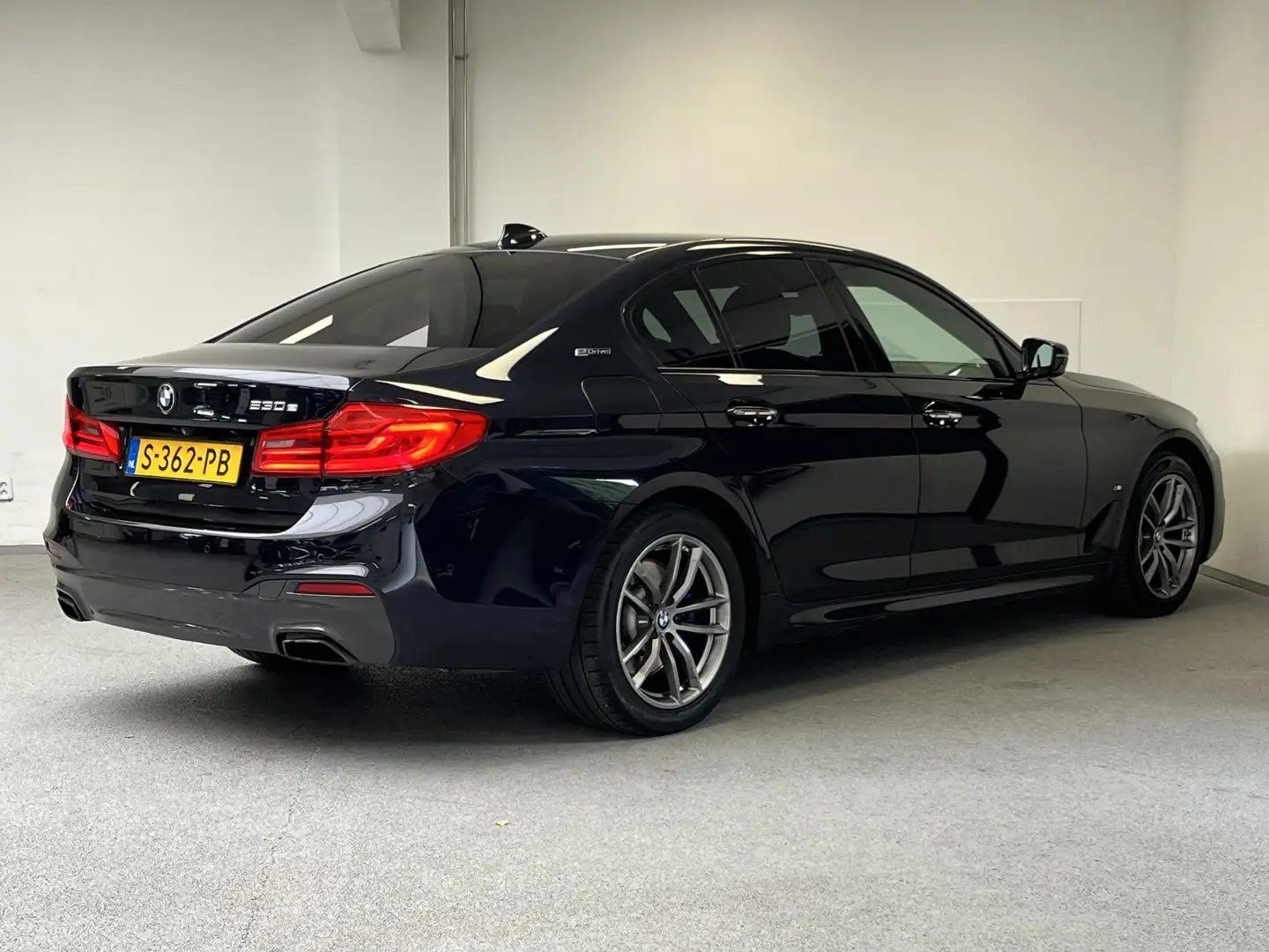 BMW 530 5-serie 530e iPerformance High Executive | M-SPORT Zwart - 2