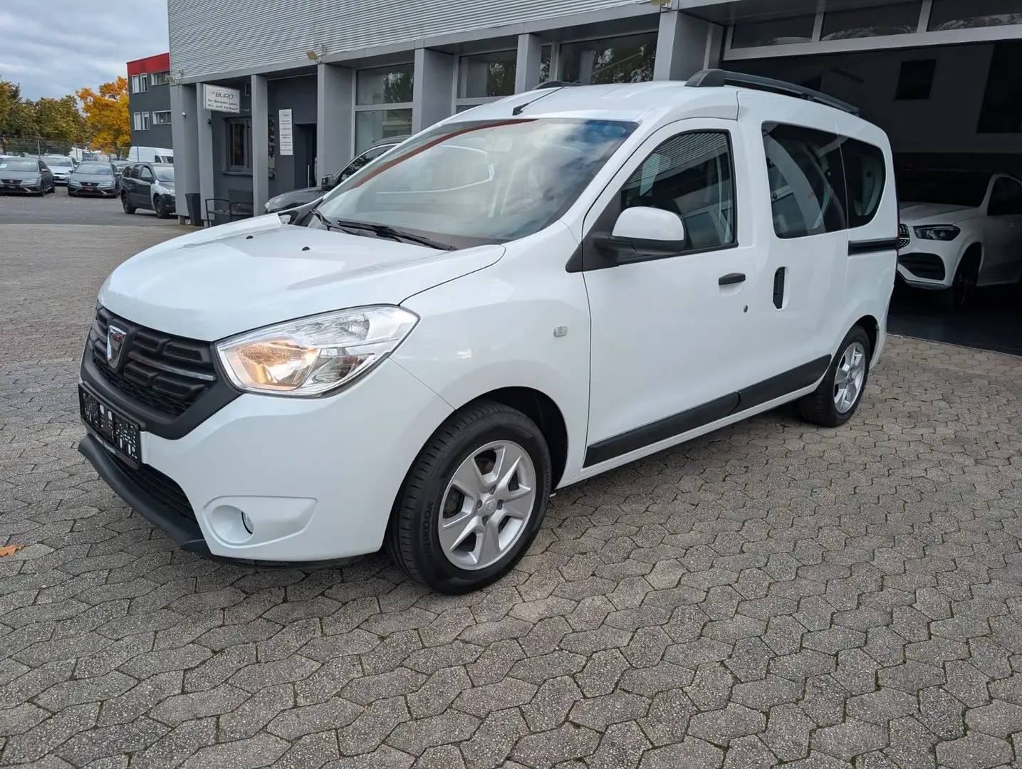 Dacia Dokker 1.5l Laureate *Rollstuhl-Rampe* PDC* Weiß - 1