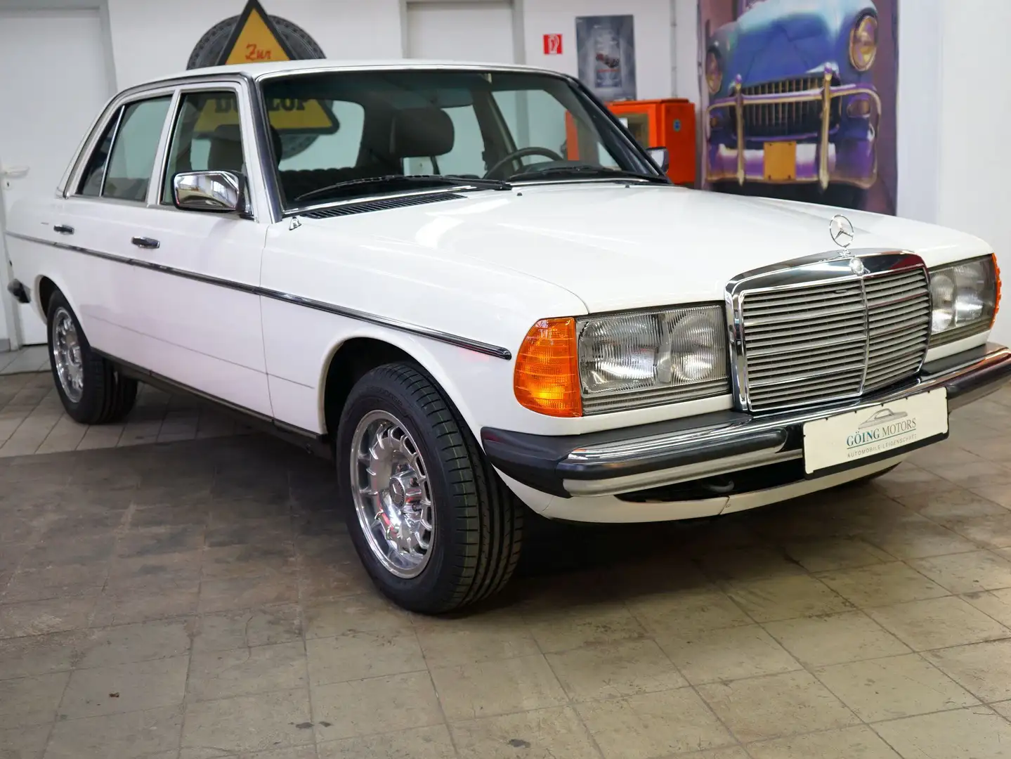 Mercedes-Benz 300 W123 original 19.980km mit Klimaanlage und H-Kennz Biały - 2