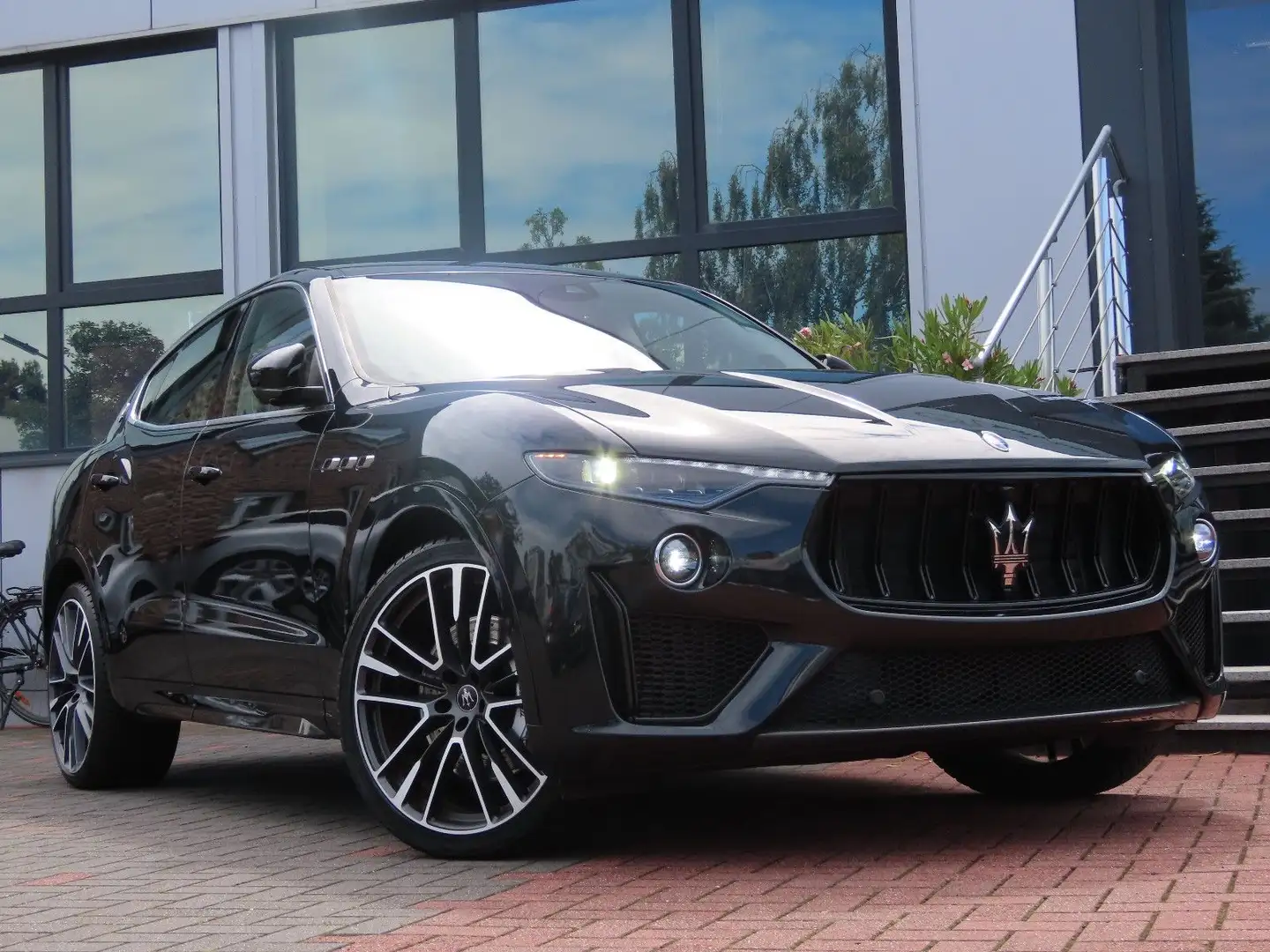 Maserati Levante 3.8 V8 Trofeo Q4 Auto Zwart - 1