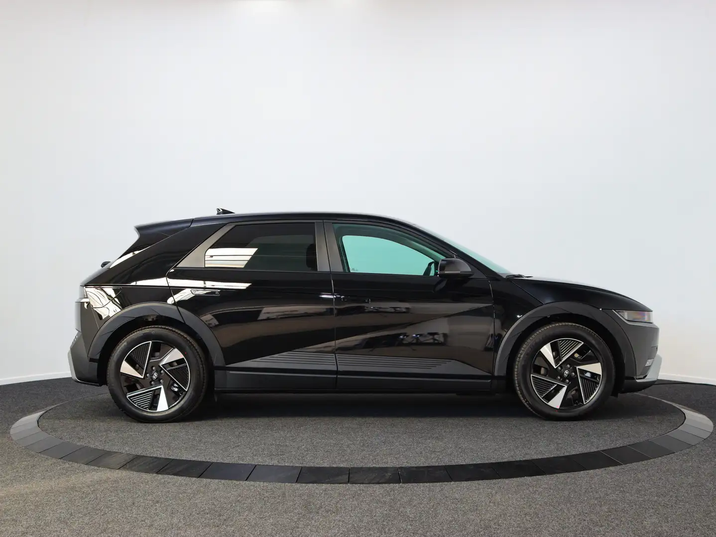 Hyundai IONIQ 5 Electric 84 kWh Style Automaat (Abyss Black Pearl) Zwart - 2