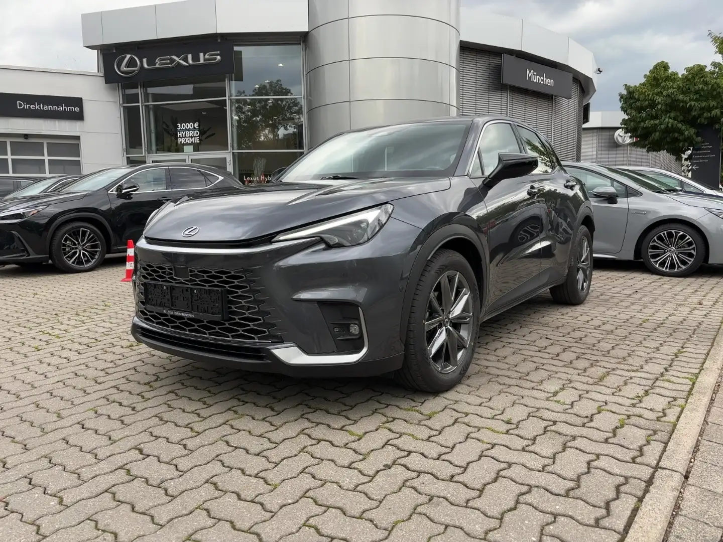 Lexus LBX 1.5 (FWD) Relax Matrix 360 ACC AUT HUD Kam. Šedá - 1