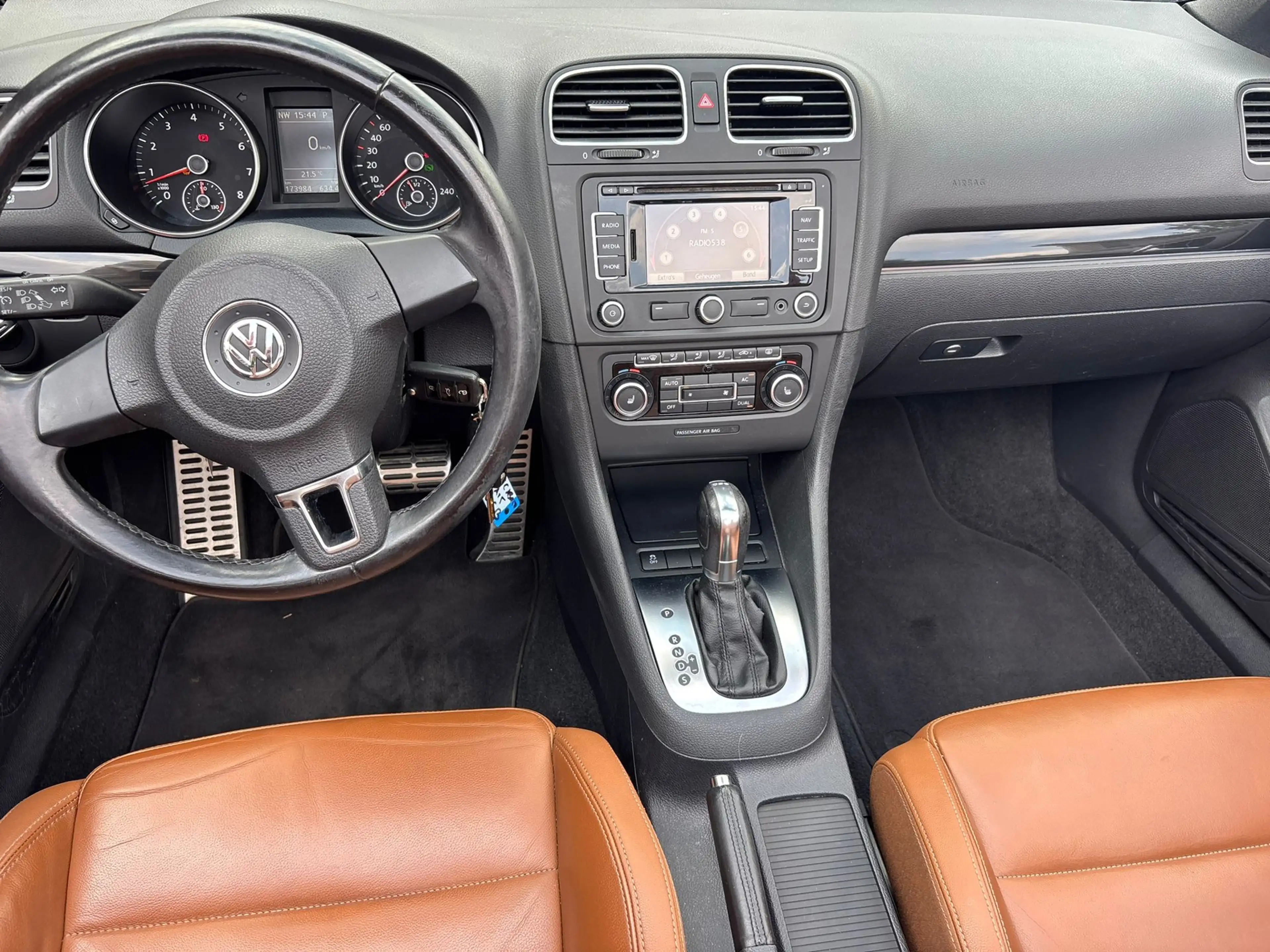 Volkswagen Golf Cabriolet 1.4 TSI — photo 2