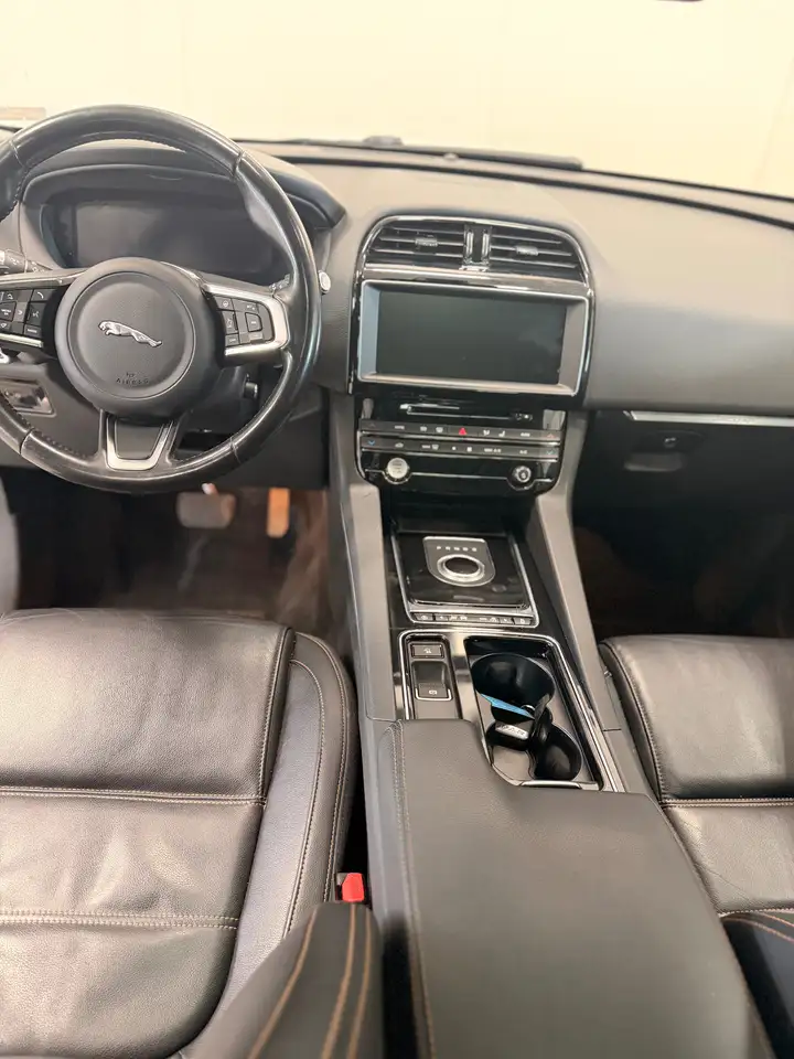 Jaguar F-Pace снимка Jaguar F-Pace