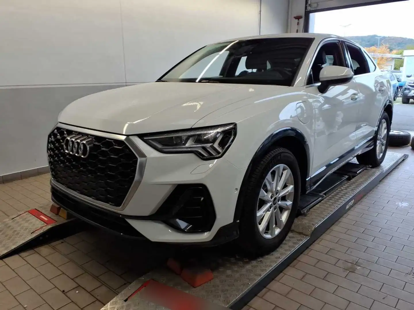 Audi Q3 45 TFSI e S-tronic +AHK+KAMERA+MATR Weiß - 2