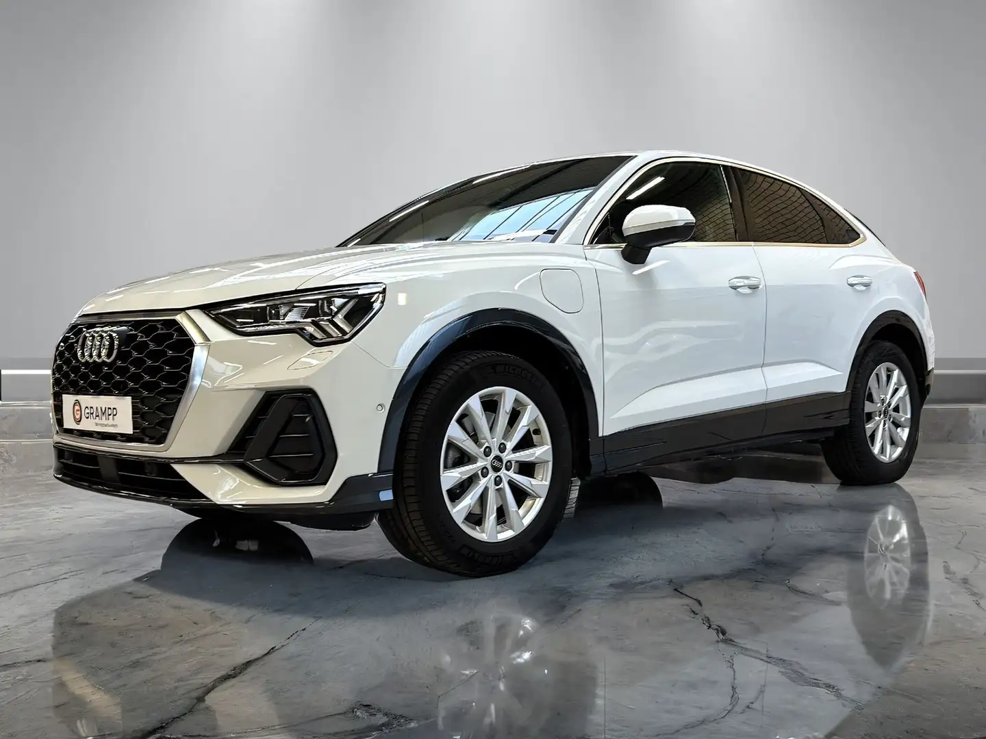 Audi Q3 45 TFSI e S-tronic +AHK+KAMERA+MATR Weiß - 2