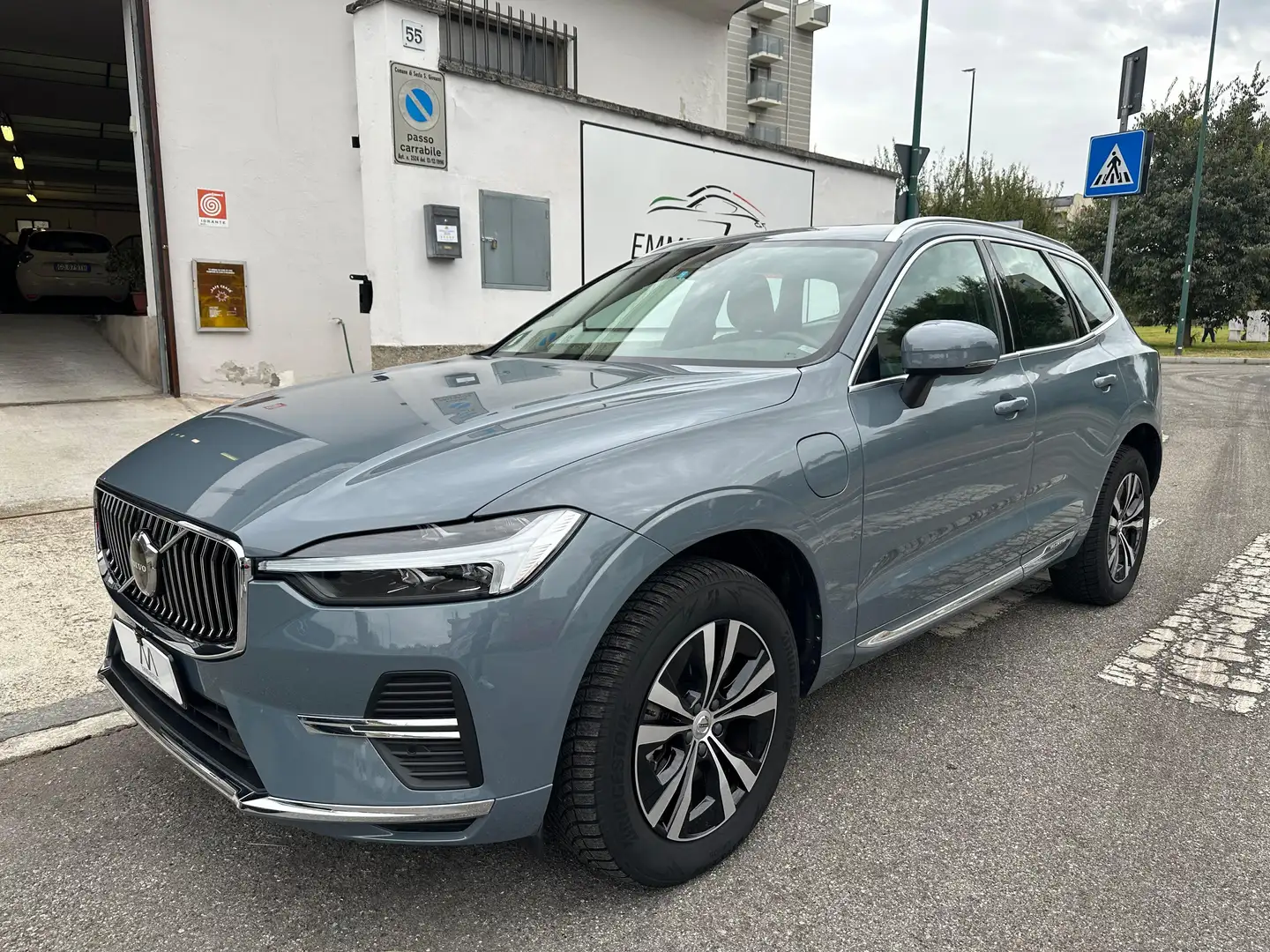 Volvo XC60 2.0 T6 PHEV obc 3,7kW Core awd AUT/NAV/TETTO/CAMER Grijs - 1