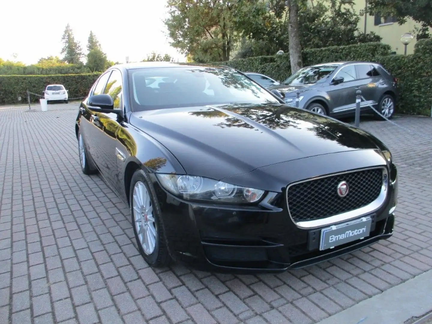 Jaguar XE 2.0 D Turbo Pure Navi/Frenata/SensoriPark Noir - 2