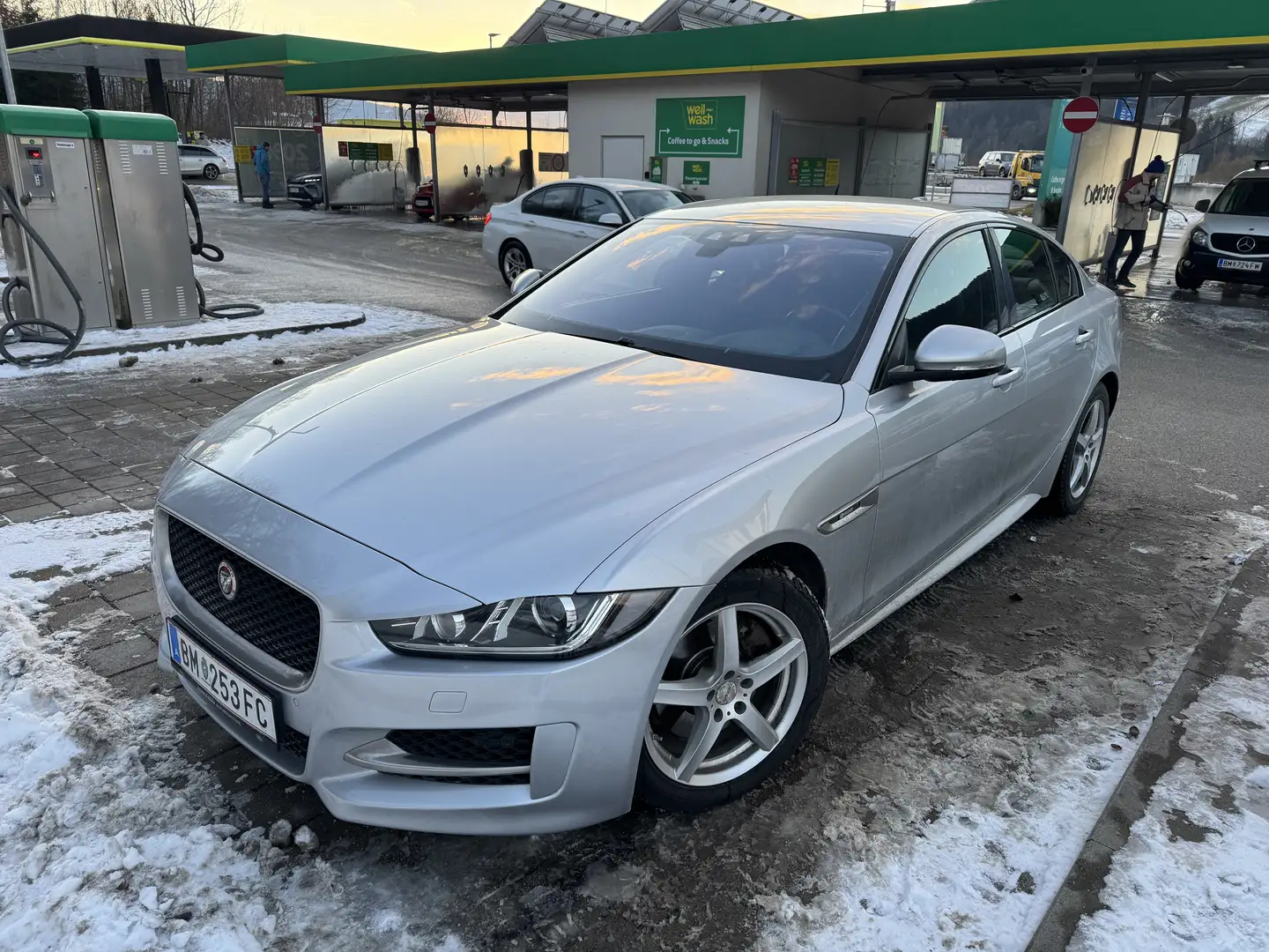 Jaguar XE XE 20d R-Sport Aut. R-Sport Silber - 1