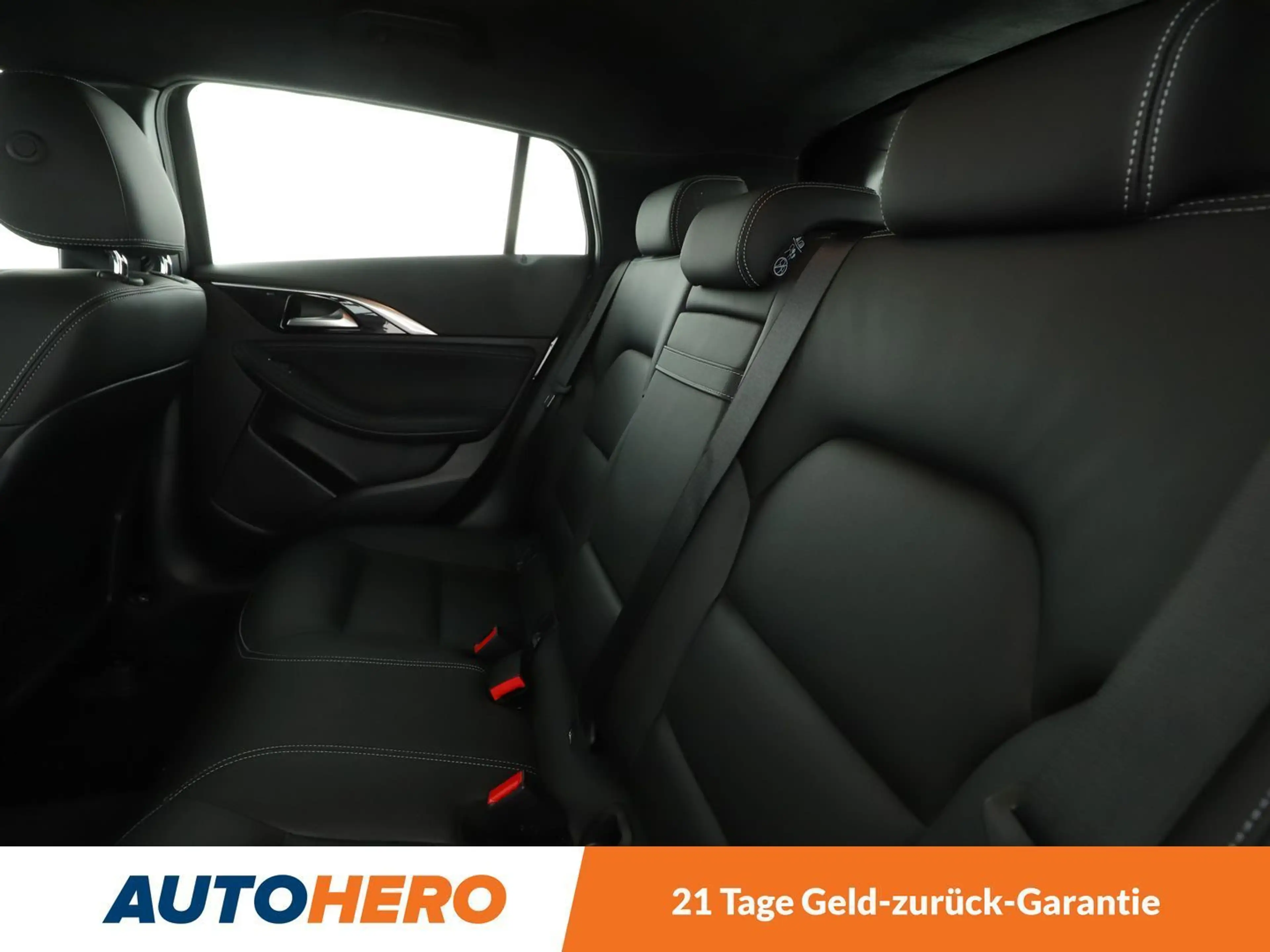 Infiniti Q30 1.6 Luxe Tech Aut*NAVI*TEMPO*PDC*SHZ*KLIMA* — photo 14