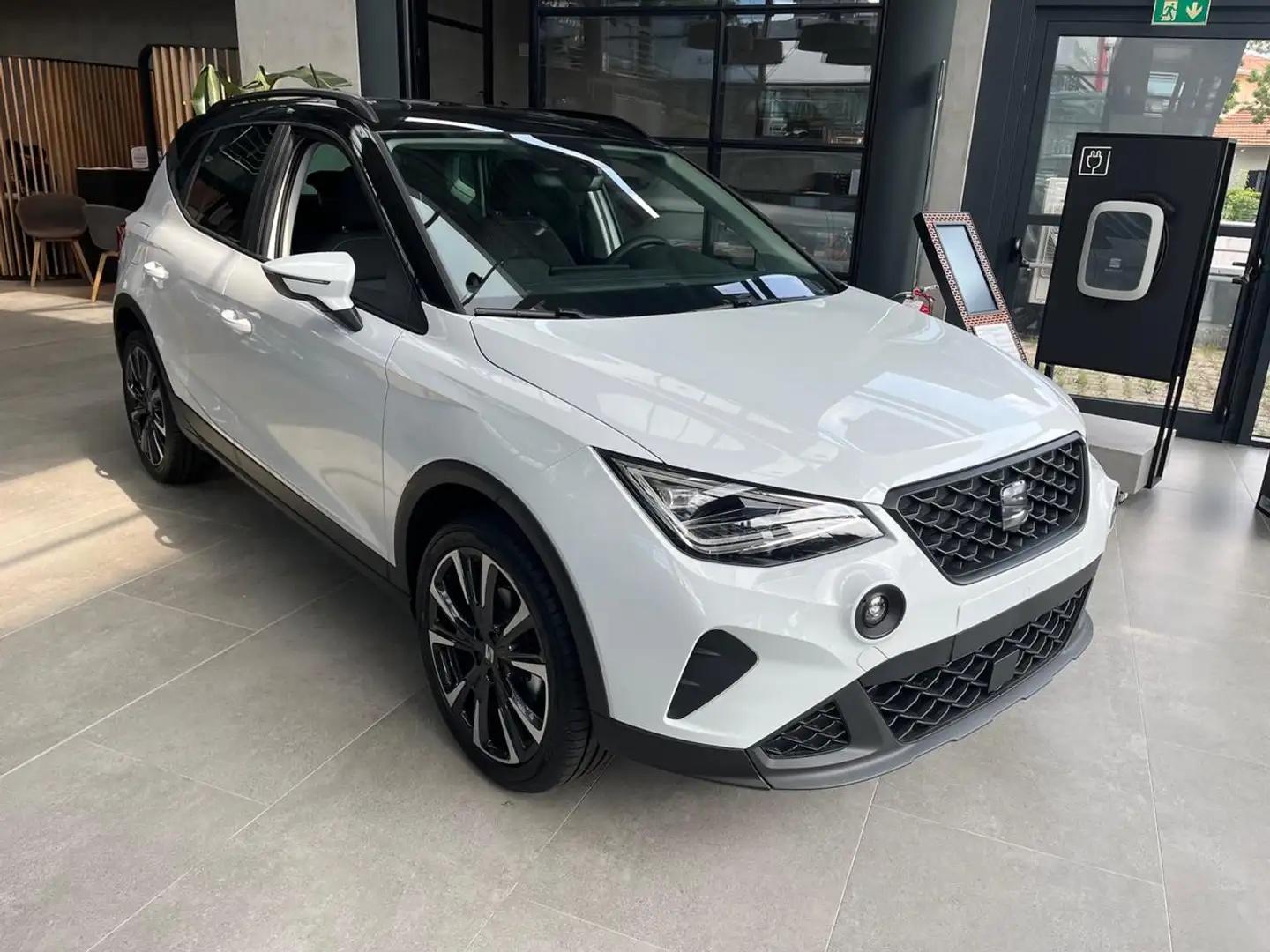 SEAT Arona 1.0 EcoTSI BLACK EDITION NUOVA DA IMMATRICOLARE Bianco - 1
