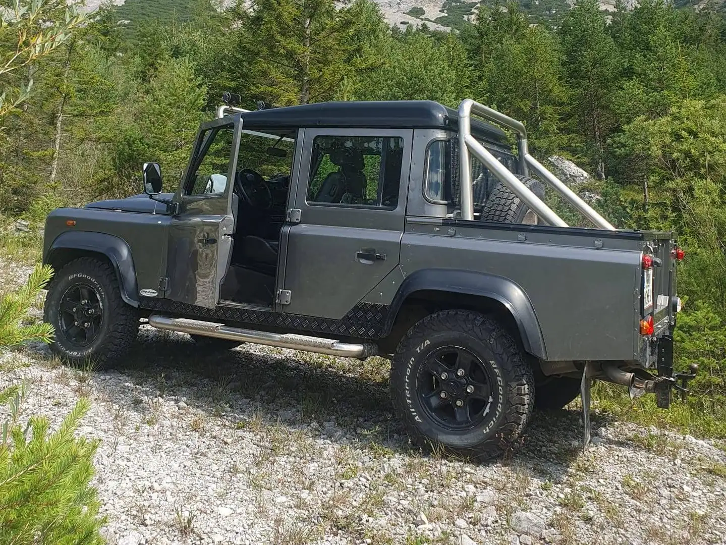 Land Rover Defender Defender 110" DCPU S 2,4 TD DCPU S Silber - 1