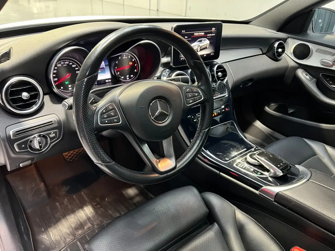 Mercedes-Benz C-Class снимка Mercedes-Benz C-Class