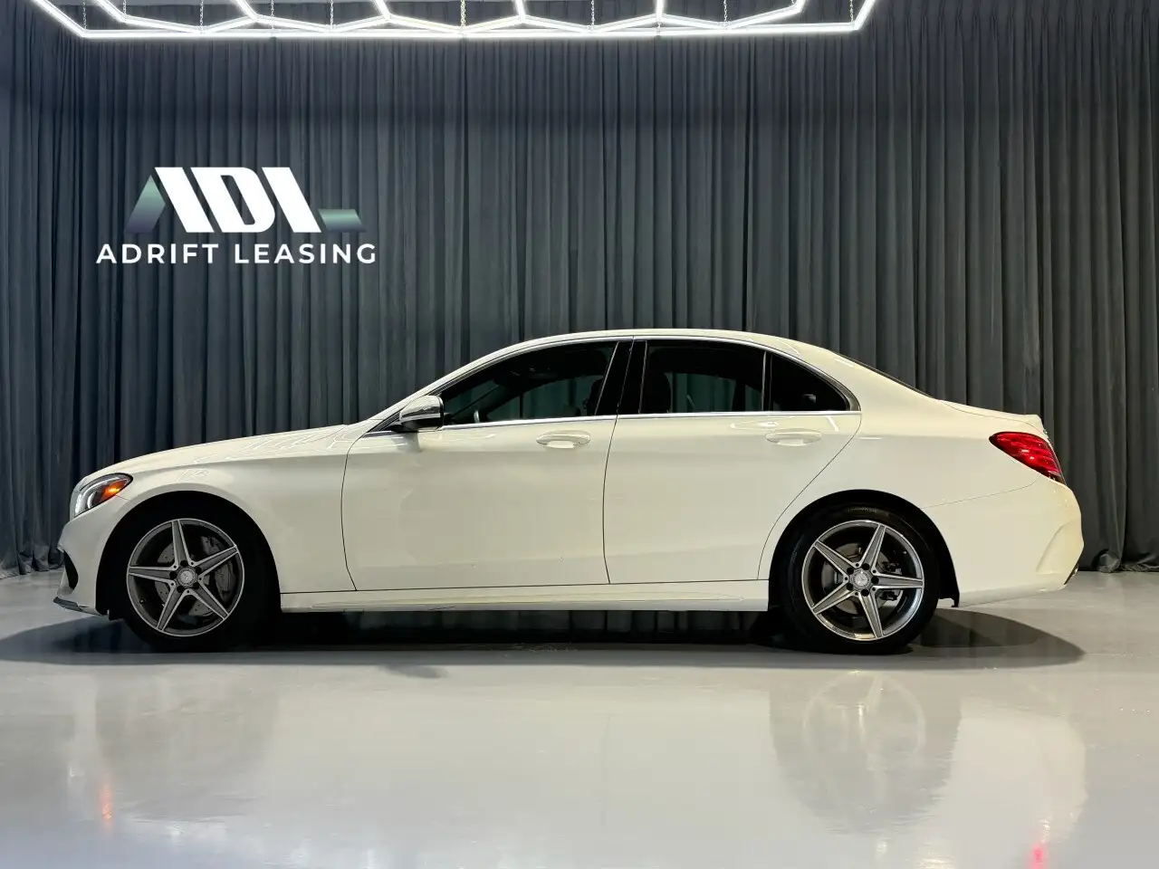 Mercedes-Benz C-Class снимка Mercedes-Benz C-Class