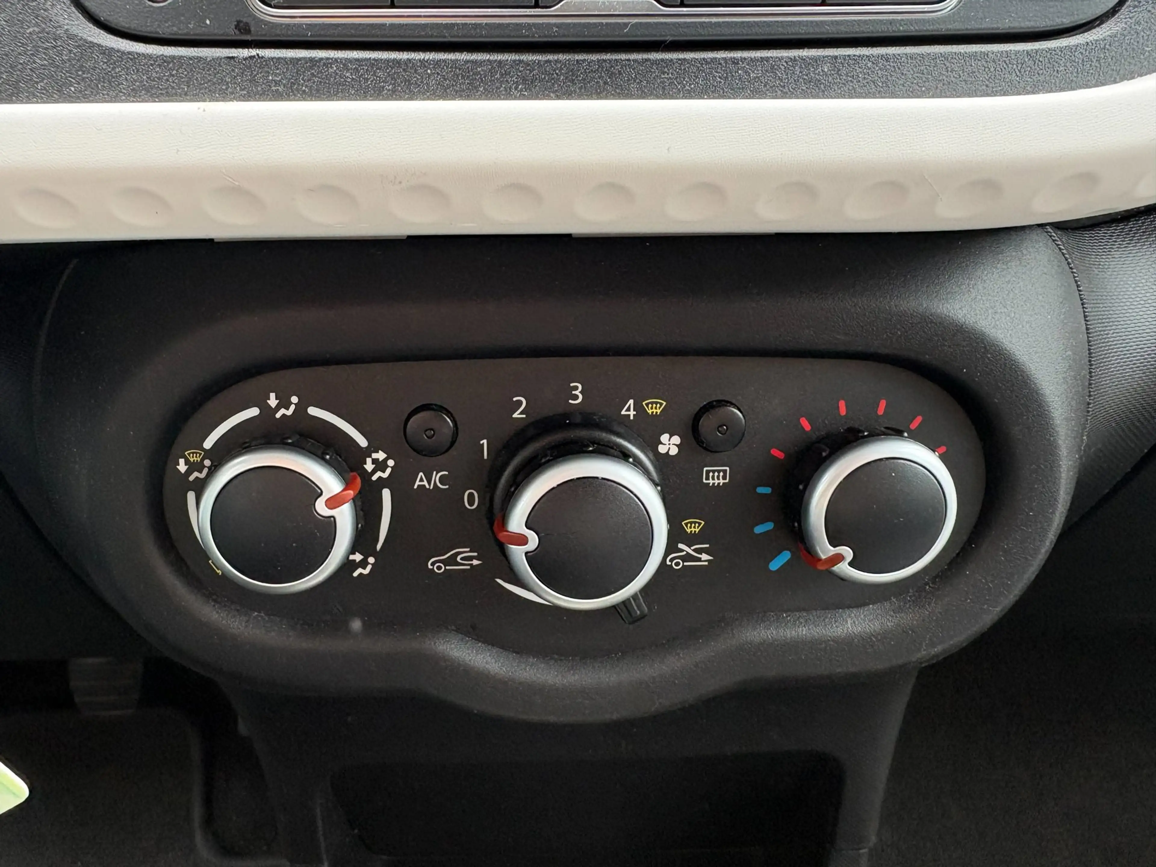 Renault Twingo 1.0 SCe Collection *AC — photo 13