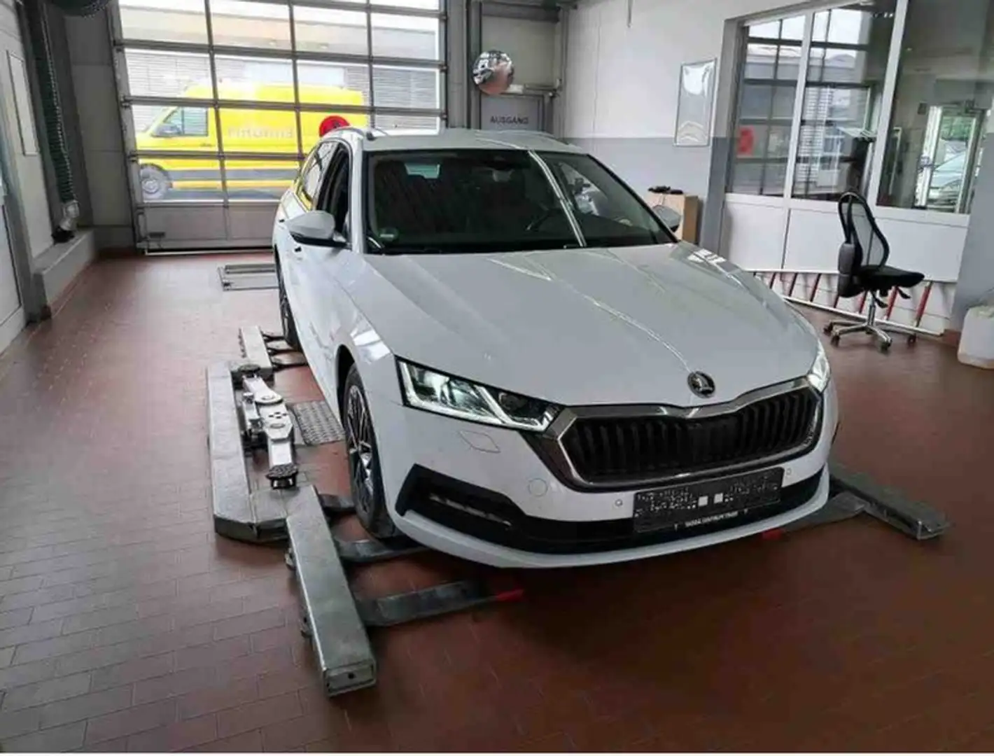 Skoda Octavia Combi 2.0 TDI Ambition Columbus Weiß - 2