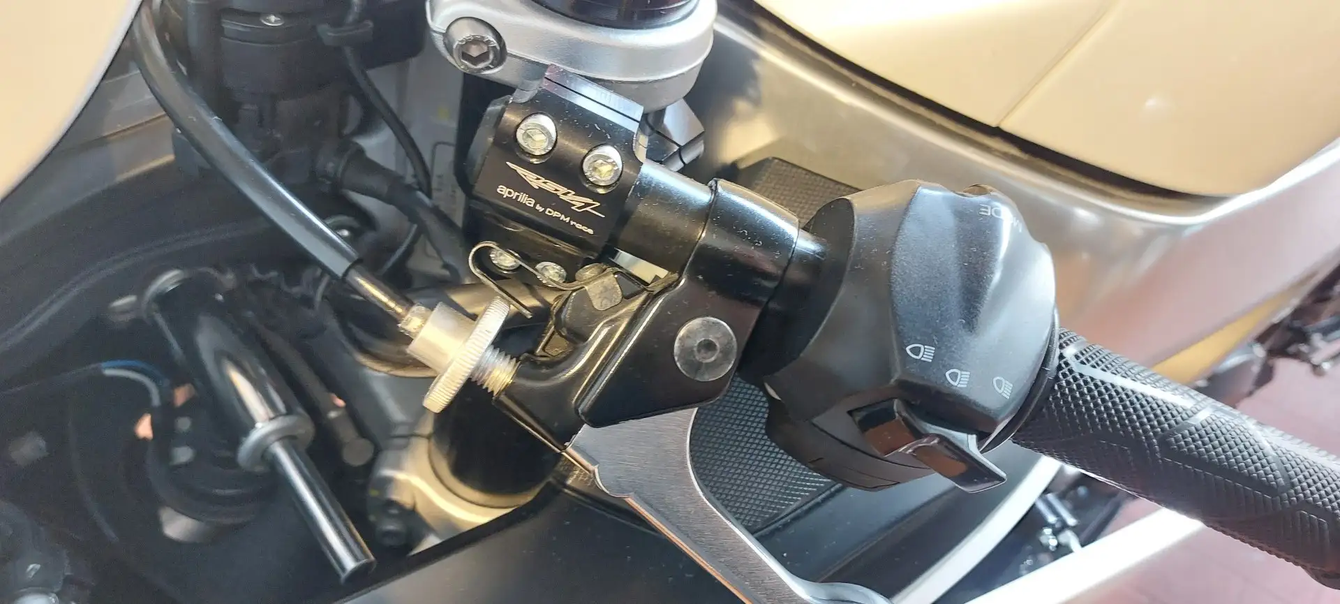 Aprilia RSV4 r - 2